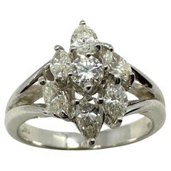 Anillo de oro blanco de 18 quilates con diamantes talla marquesa y pera
