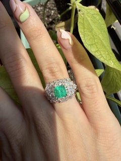 Ring aus 18 Karat Weißgold mit einem Diamanten im Marquise-Schliff und einem Smaragd von 1,25 Karat