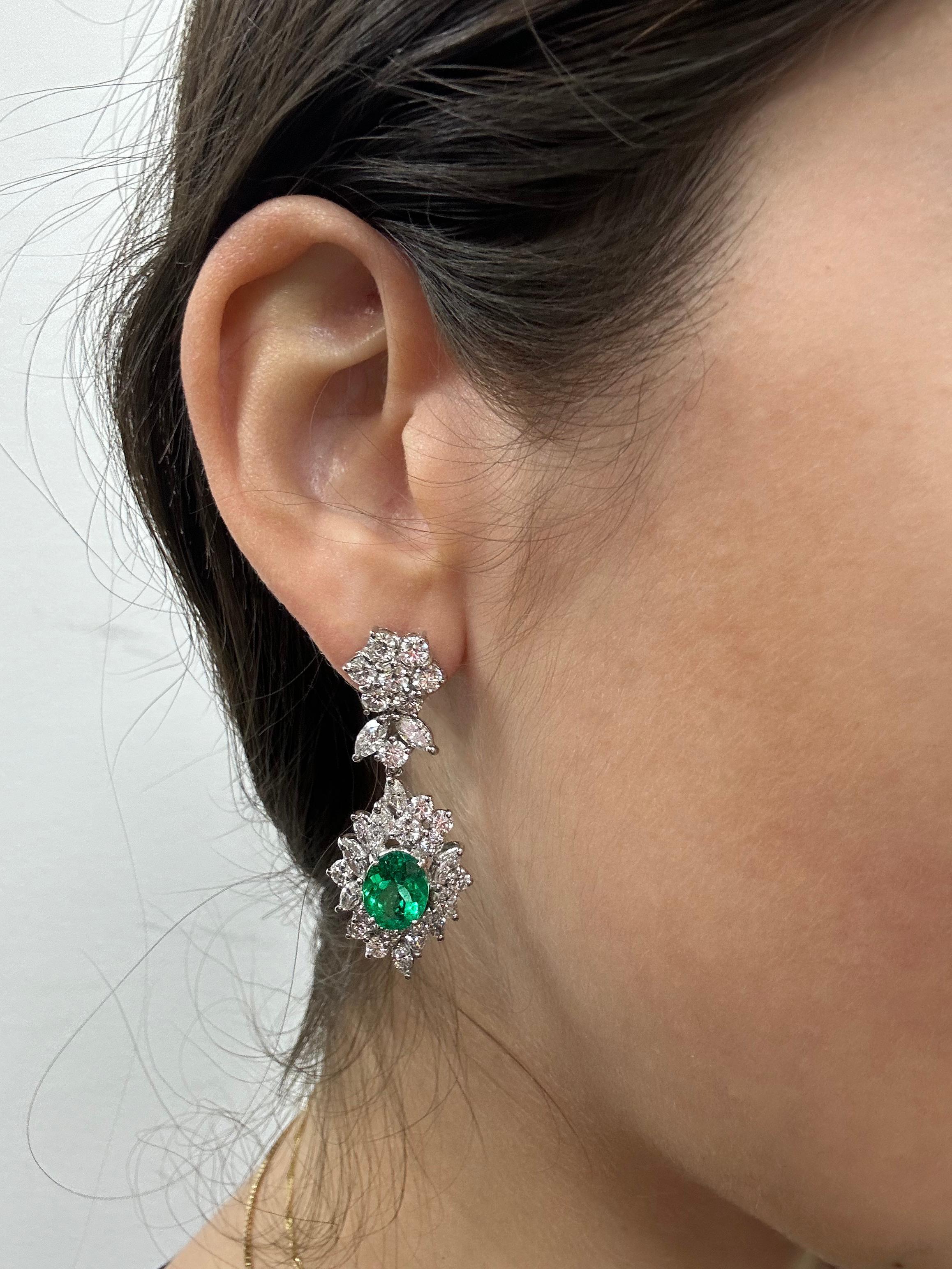 18K Weißgold Diamant und Smaragd im Marquiseschliff Tropfenohrringe Damen im Angebot