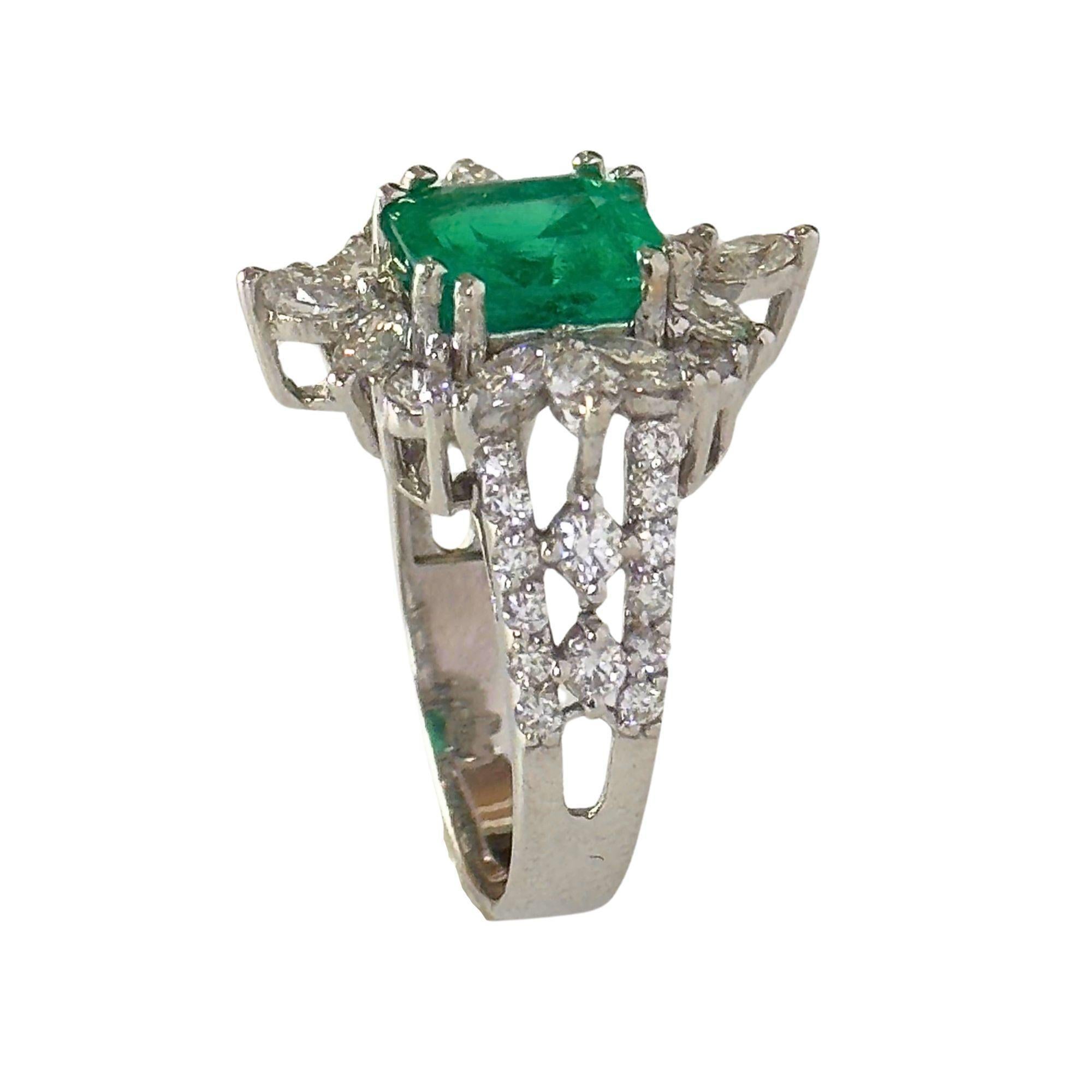 Bague en or blanc 18 carats, diamant taille marquise et émeraude
Condit : En bon état avec quelques légères usures de surface dues à l'âge.
Taille de la bague : 6.50
Métal : Or blanc 18k
Poids : 5.40 grammes
Accents de diamant : 0,57 carats
Diamants
