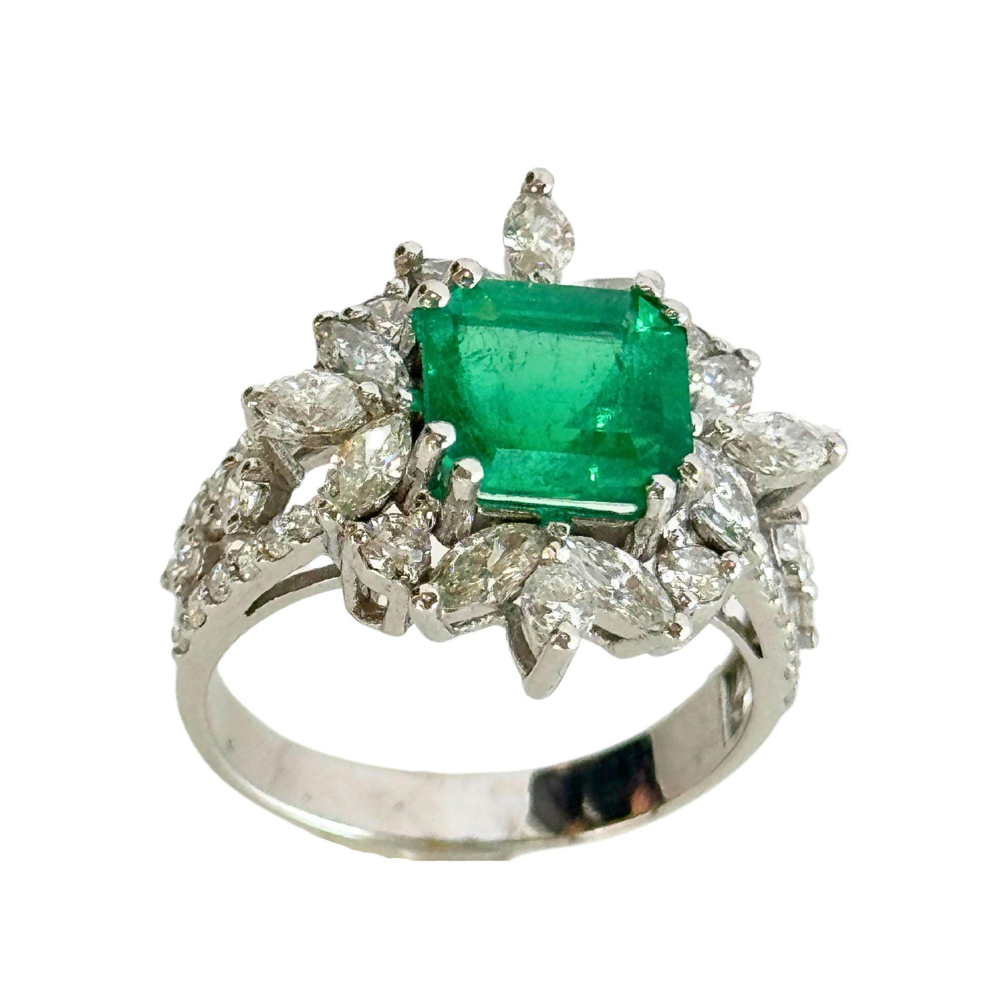 Moderne Bague en or blanc 18 carats, diamant taille marquise et émeraude en vente