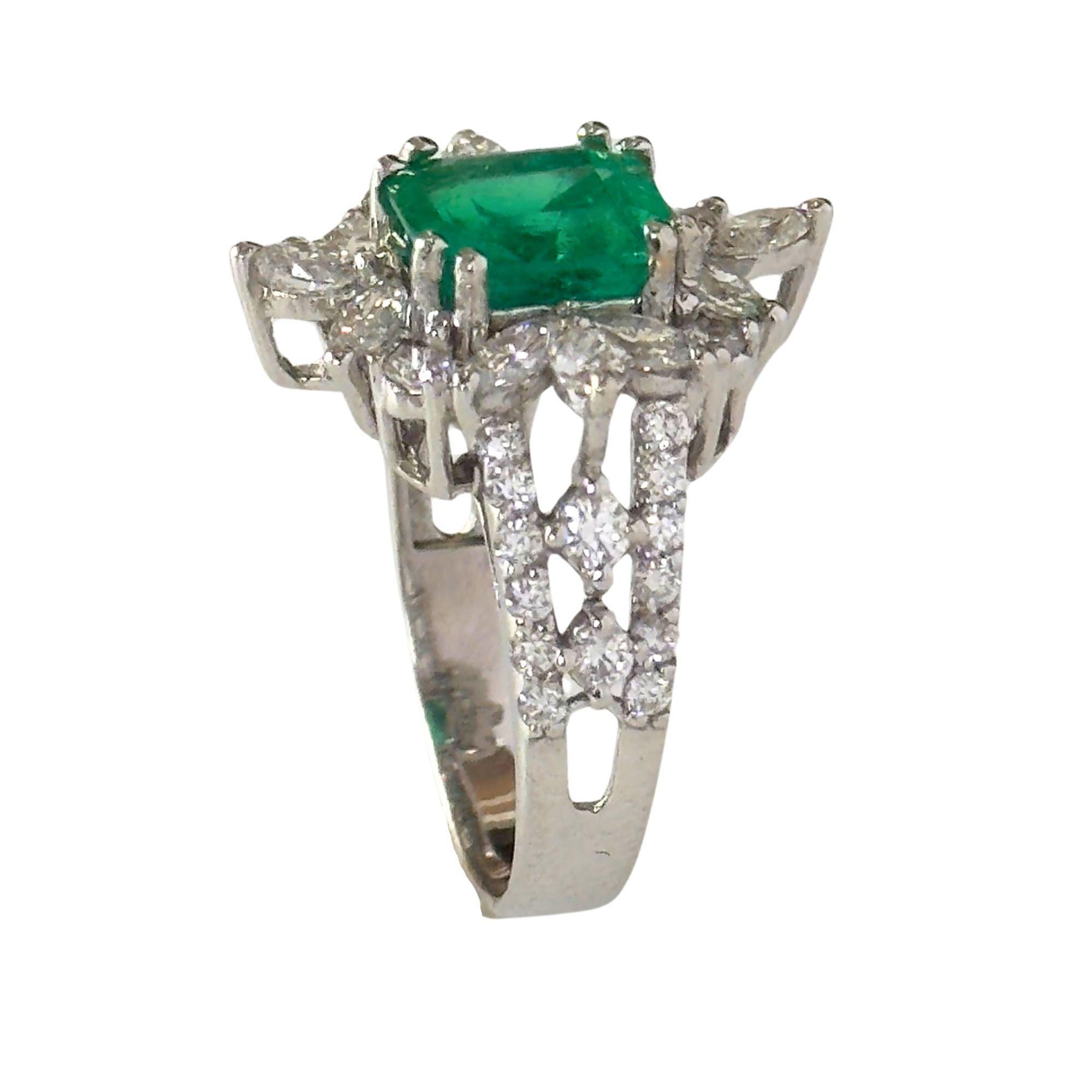 Taille mixte Bague en or blanc 18 carats, diamant taille marquise et émeraude en vente