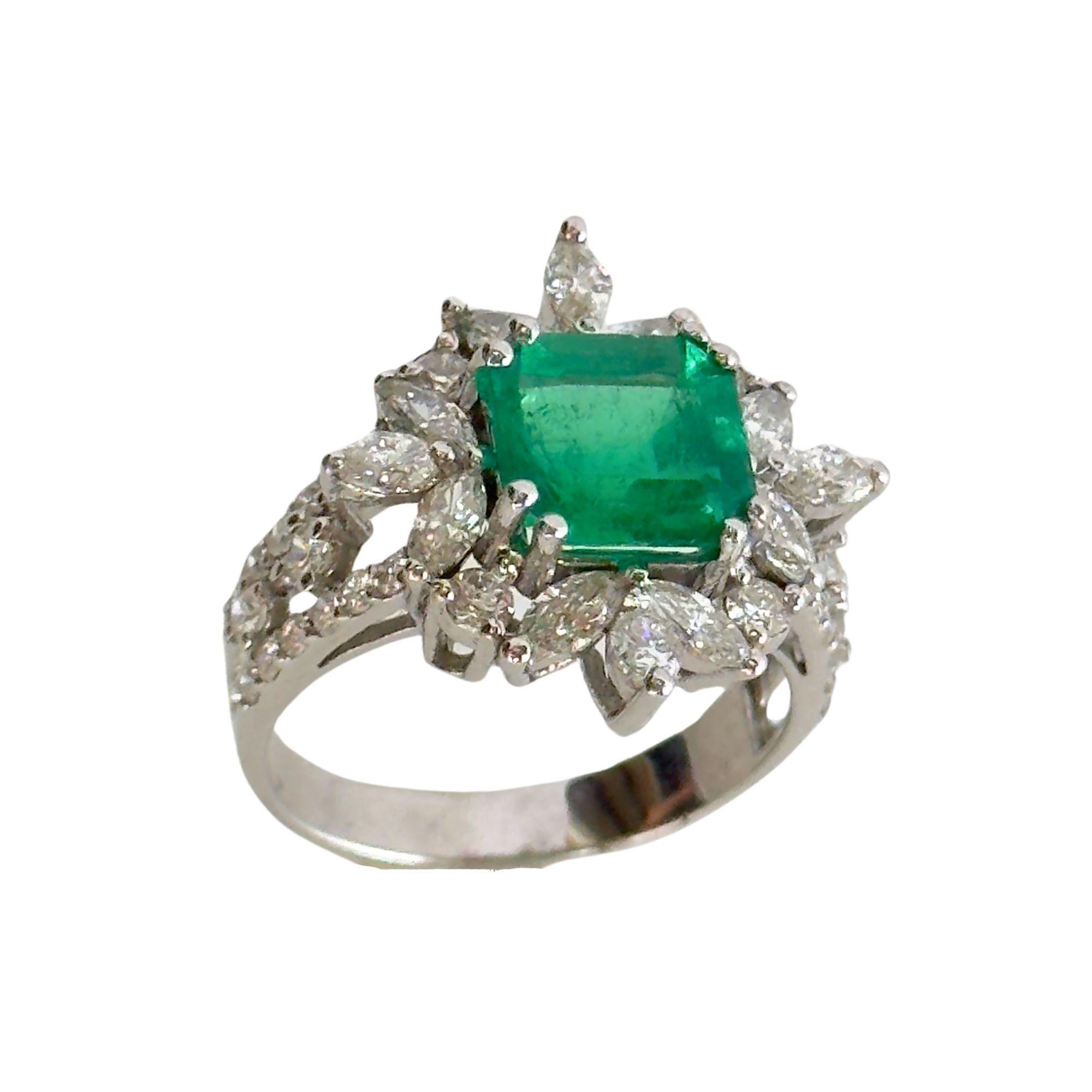Bague en or blanc 18 carats, diamant taille marquise et émeraude Bon état - En vente à New York, NY