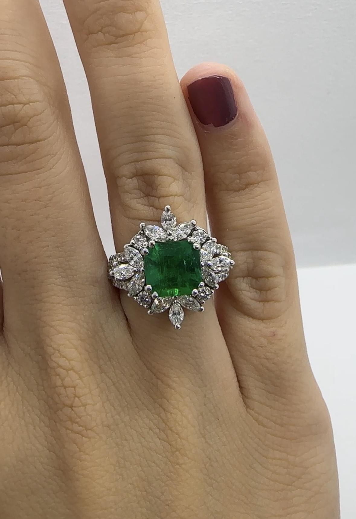 Bague en or blanc 18 carats, diamant taille marquise et émeraude Pour femmes en vente