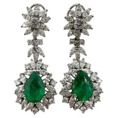 Pendientes de gota de oro blanco de 18 quilates con diamante talla marquesa y esmeralda talla pera