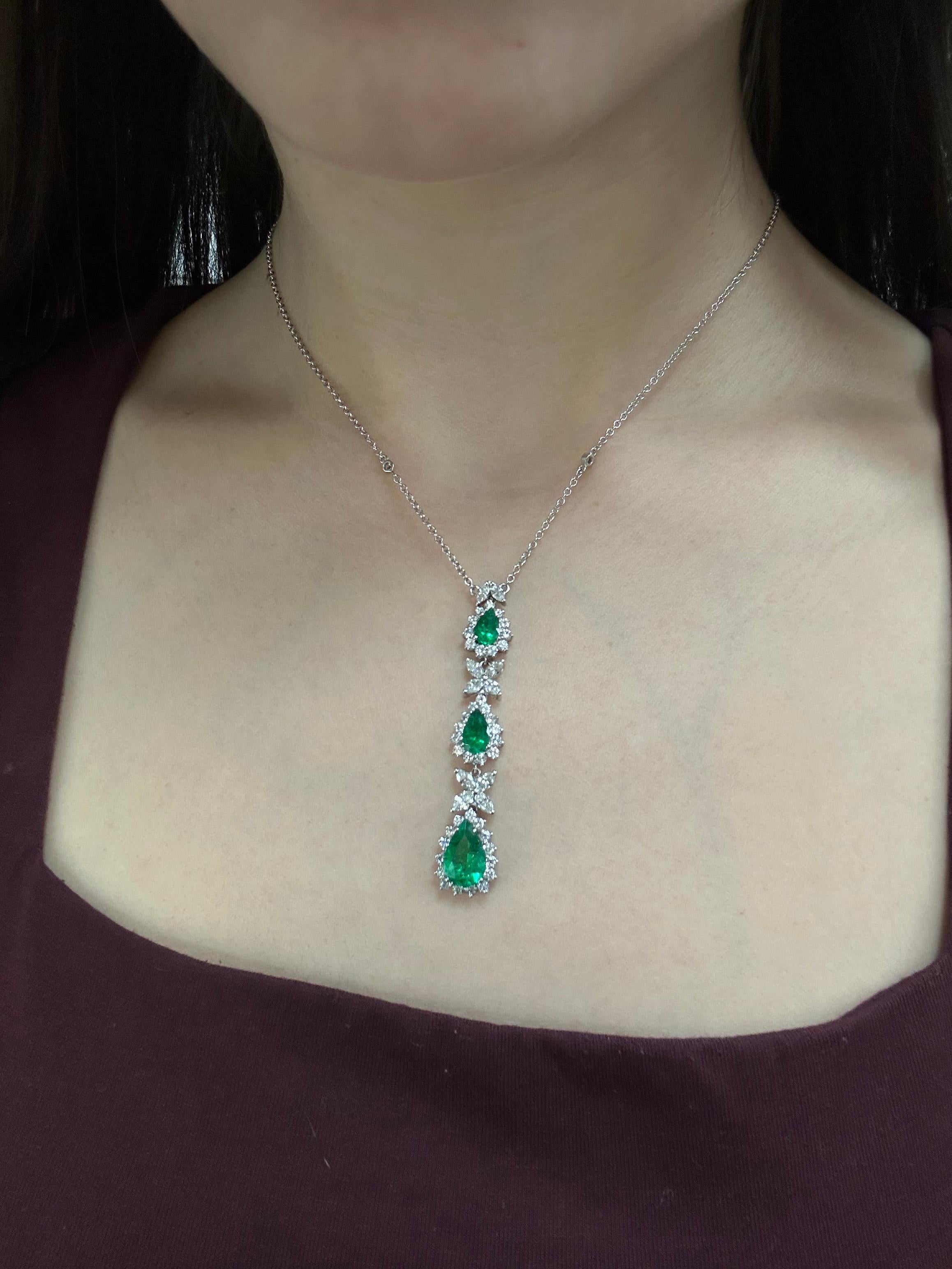 18K White Gold Marquise Cut Diamond and Pear Cut Emerald Necklace
Condition: In good condition with some minor surface wear consistent with age.
Length: 16 inch chain, 2.25 inch pendant
Markings: 
