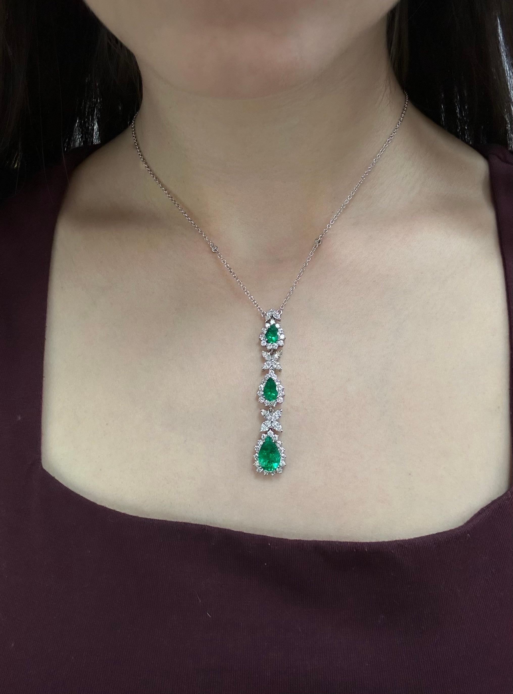 18K White Gold Marquise Cut Diamond and Pear Cut Emerald Necklace In Good Condition In New York, NY