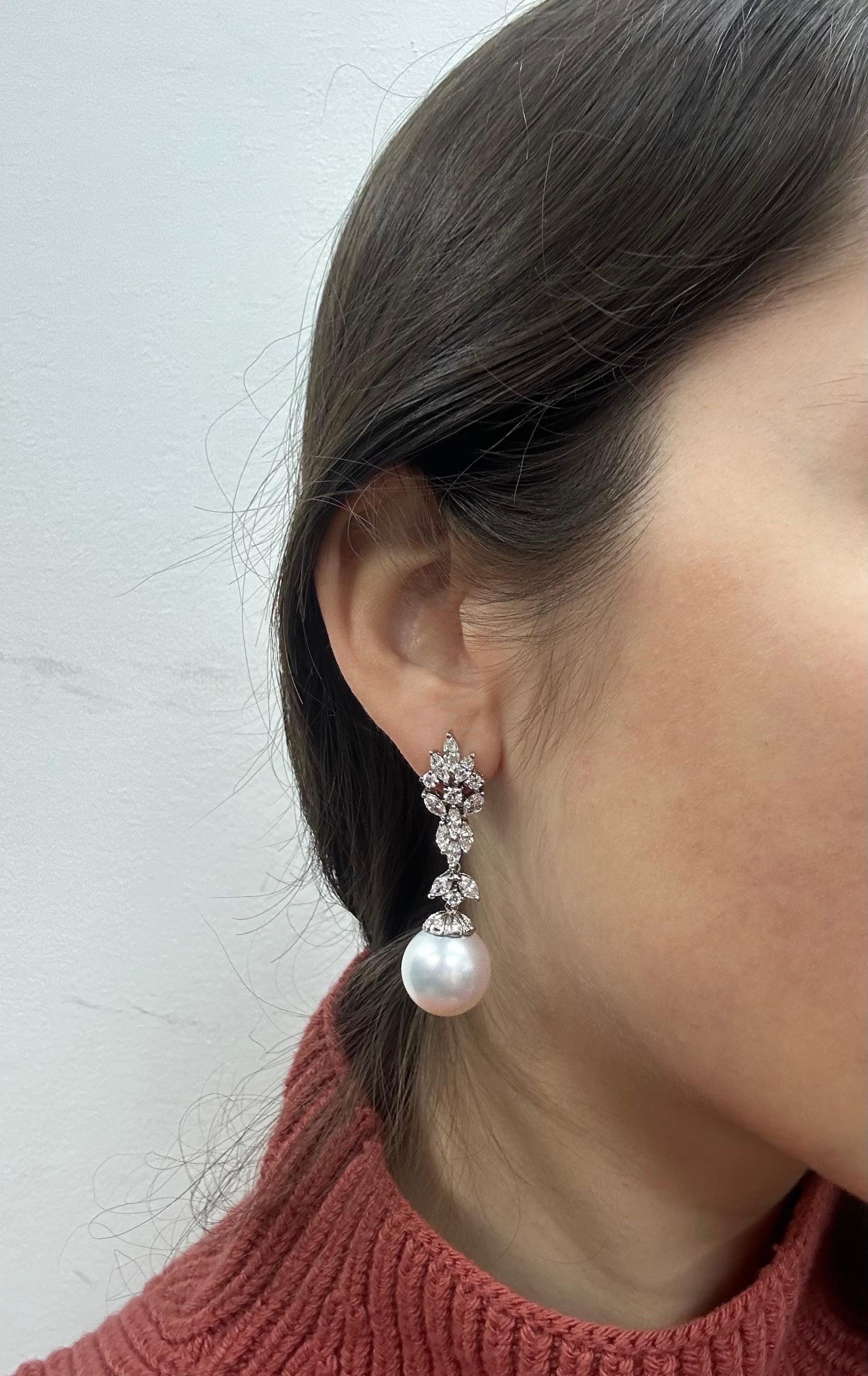 18K White Gold Marquise Cut Diamond and Pearl Drop Earrings
Condition: In good condition with some minor surface wear consistent with age.
Length: 2 inches long
Metal: 18K White Gold
Weight: 7.40 grams
Marquise Cut Diamonds: 2.80 carats
Diamond