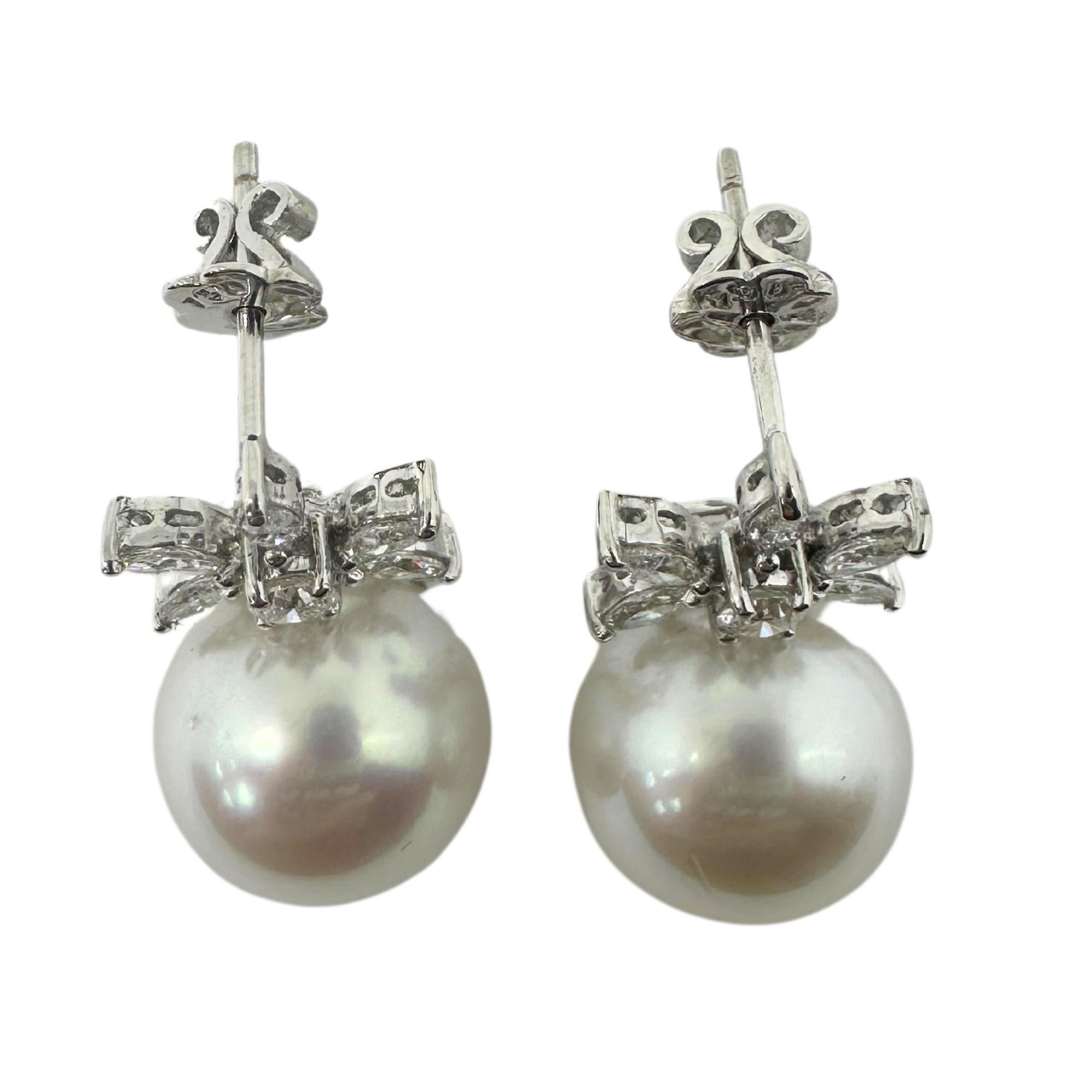 Boucles d'oreilles en or blanc 18 carats, diamants taille marquise et perles
Condit : En bon état avec quelques légères usures de surface dues à l'âge.
Longueur : 0,75 pouces
Largeur : 0.50 pouces
Métal : Or blanc 18k
Poids : 11,1 grammes
Diamants