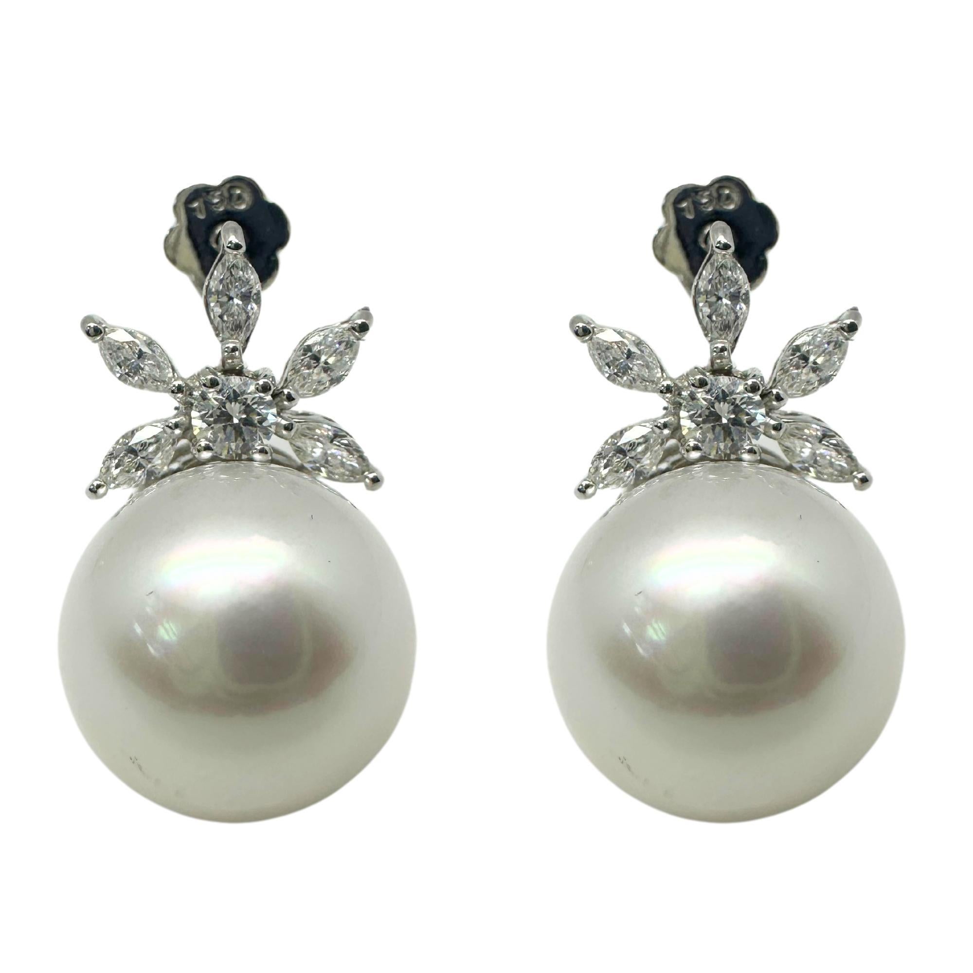 Boucles d'oreilles en or blanc 18 carats, diamants taille marquise et perles Bon état - En vente à New York, NY