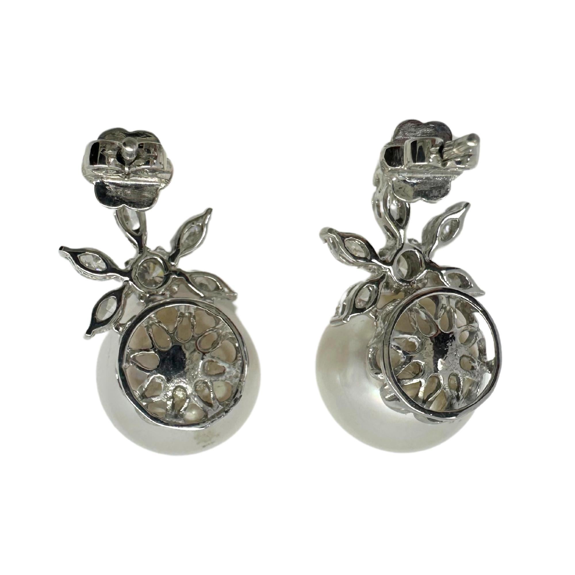 Boucles d'oreilles en or blanc 18 carats, diamants taille marquise et perles en vente 2