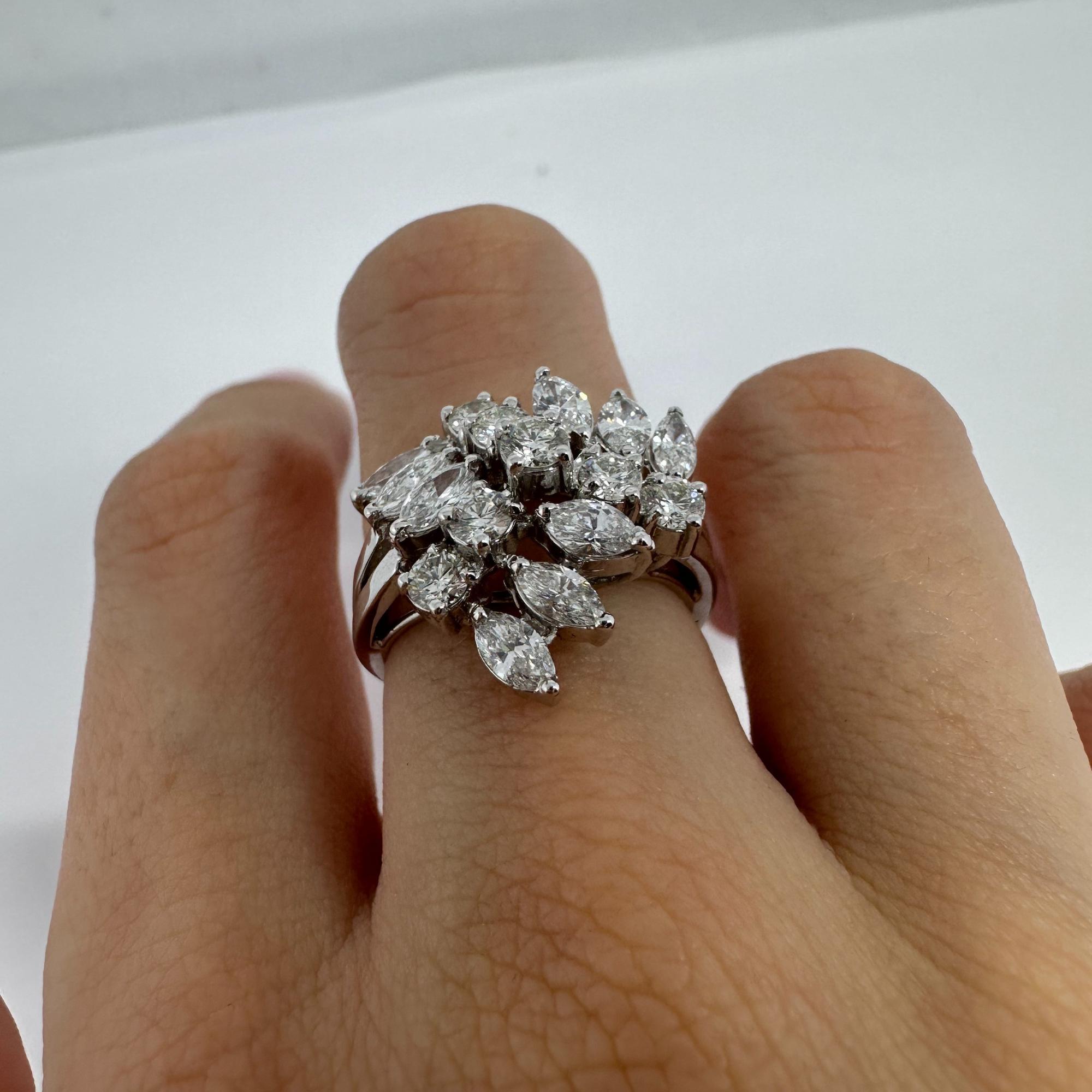 Anello a grappolo con diamanti taglio marquise in oro bianco 18K in vendita 5
