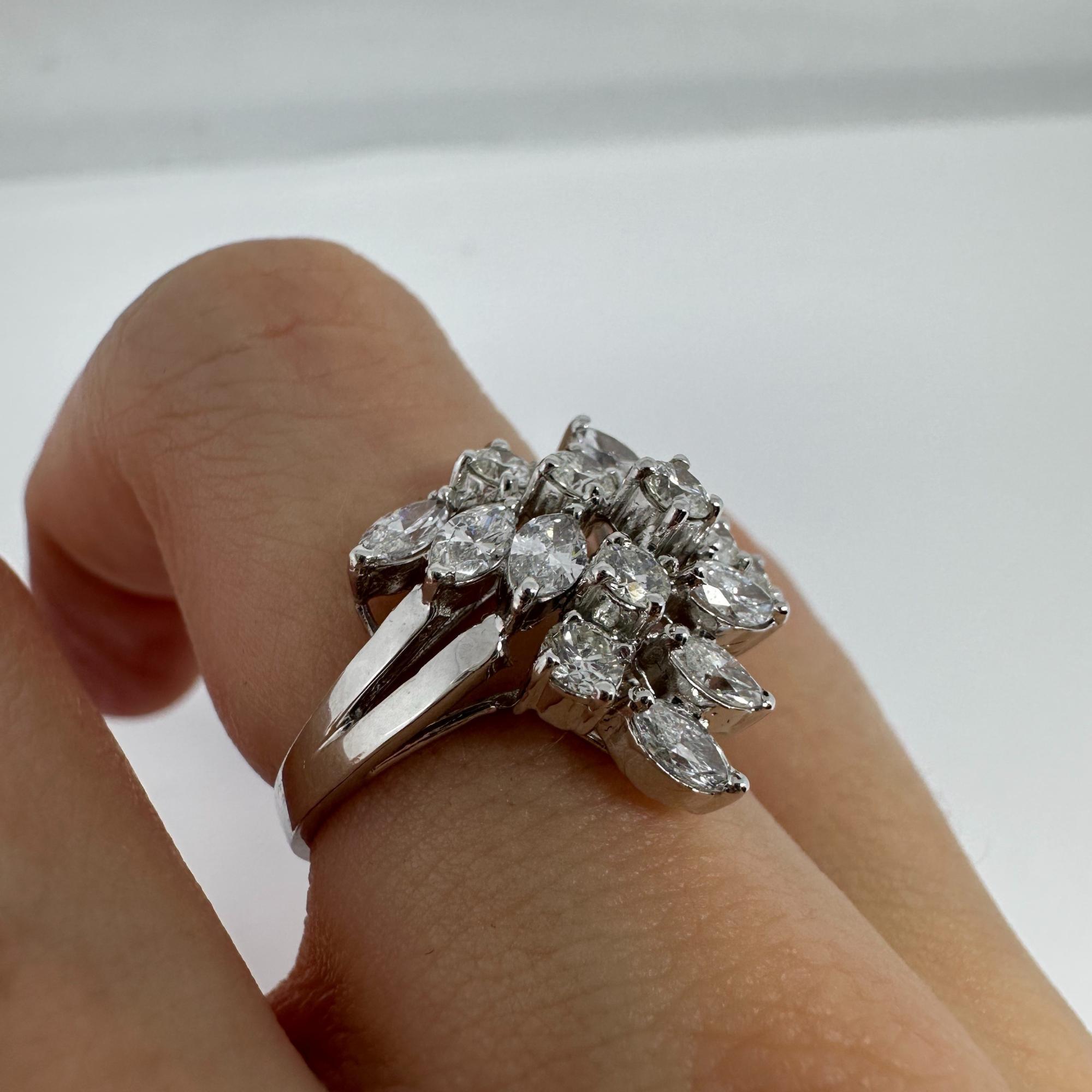 Anello a grappolo con diamanti taglio marquise in oro bianco 18K in vendita 6