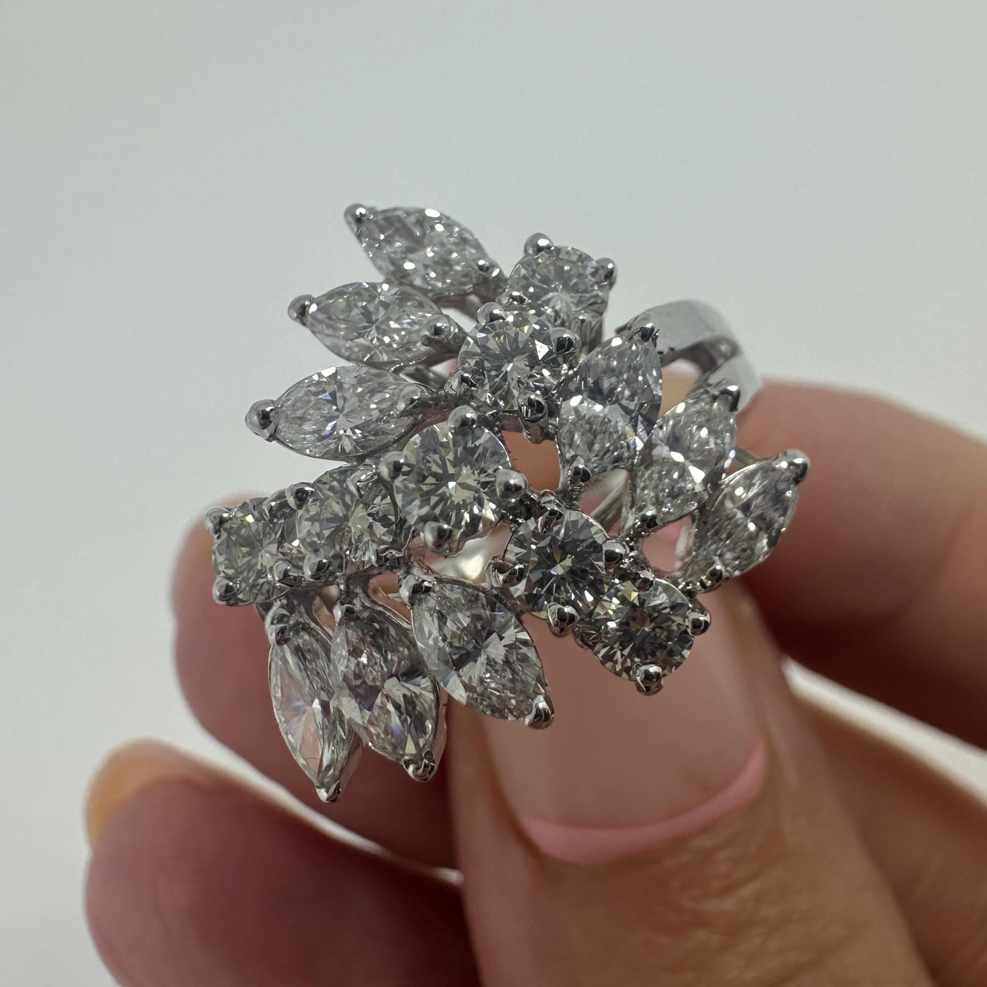 Anello a grappolo con diamanti taglio marquise in oro bianco 18K in vendita 7