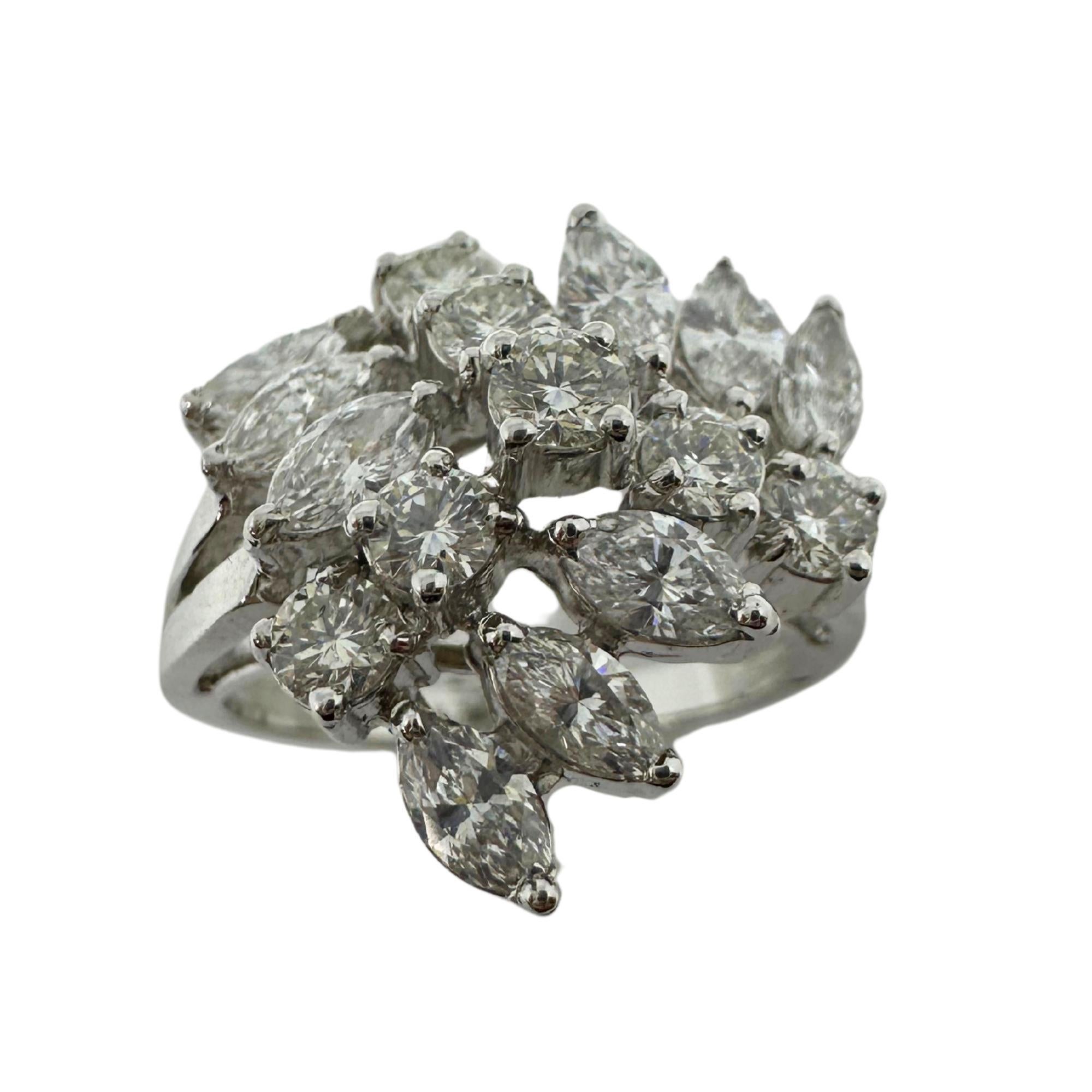 L'anello a fascia con diamante taglio smeraldo in oro bianco 18 carati è un esempio di eleganza. Questo anello di 5,50 grammi, misura 6,25, è caratterizzato da 1,73 carati di diamanti, contrassegnati da 