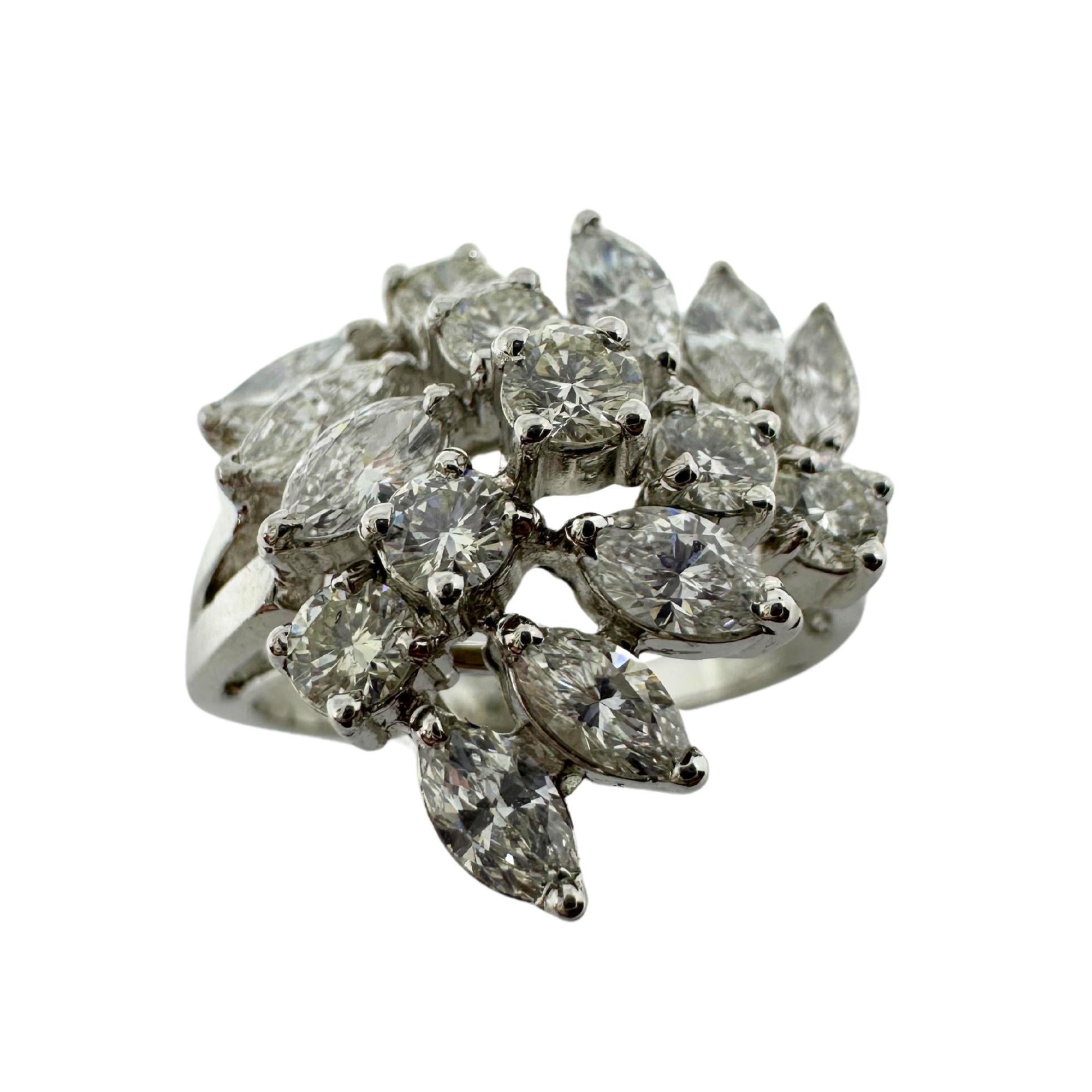 Taglio marquise Anello a grappolo con diamanti taglio marquise in oro bianco 18K in vendita