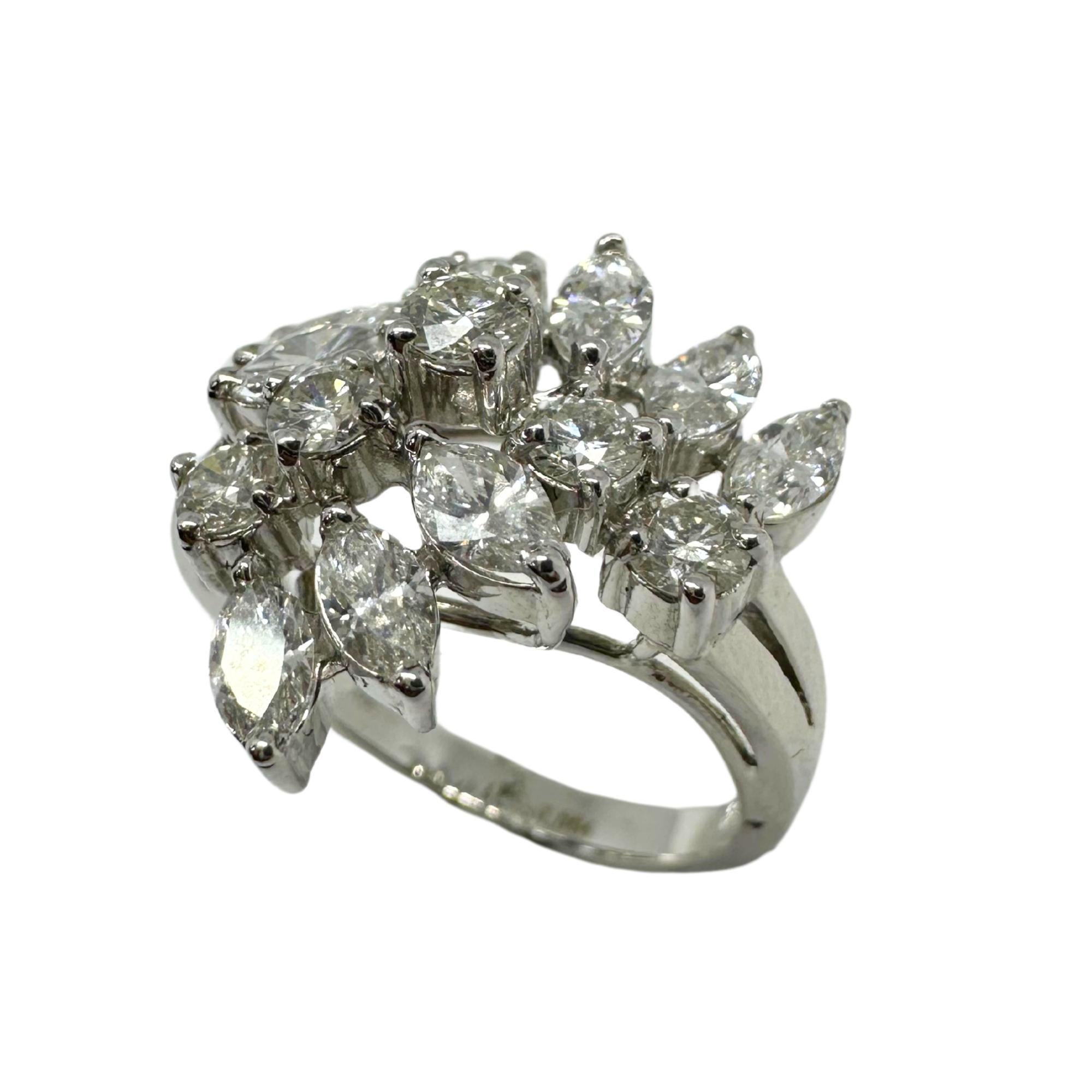 Anello a grappolo con diamanti taglio marquise in oro bianco 18K In condizioni buone in vendita a New York, NY
