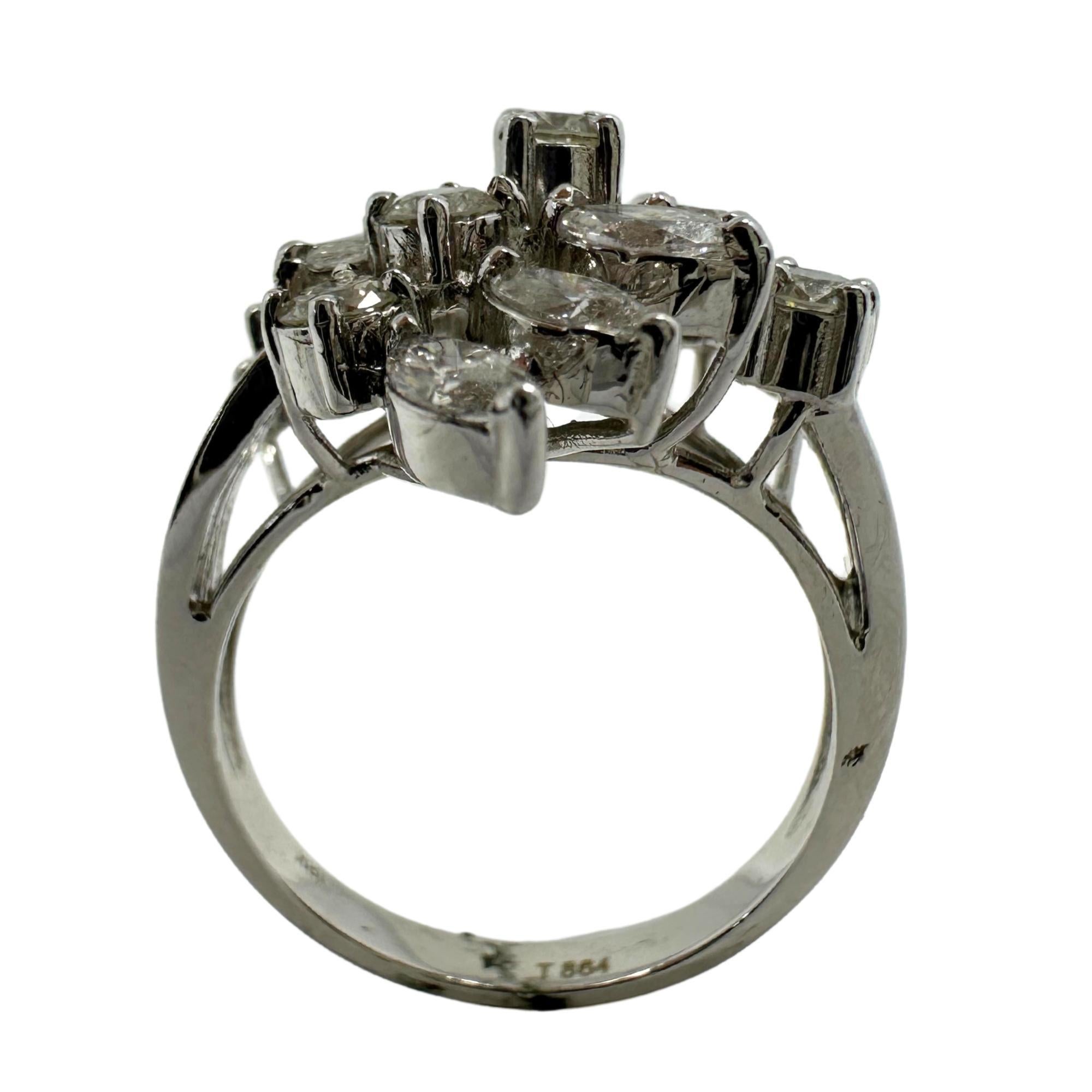 Donna Anello a grappolo con diamanti taglio marquise in oro bianco 18K in vendita