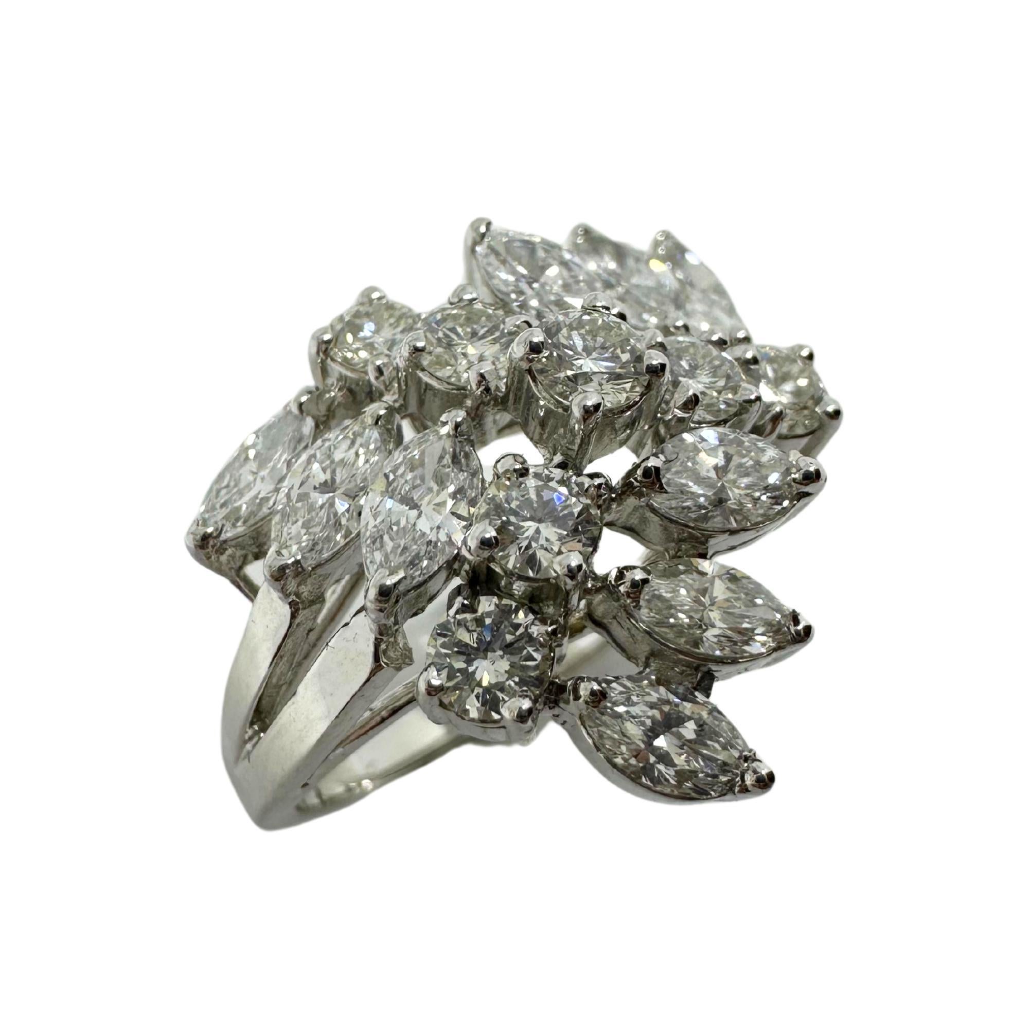 Anello a grappolo con diamanti taglio marquise in oro bianco 18K in vendita 1