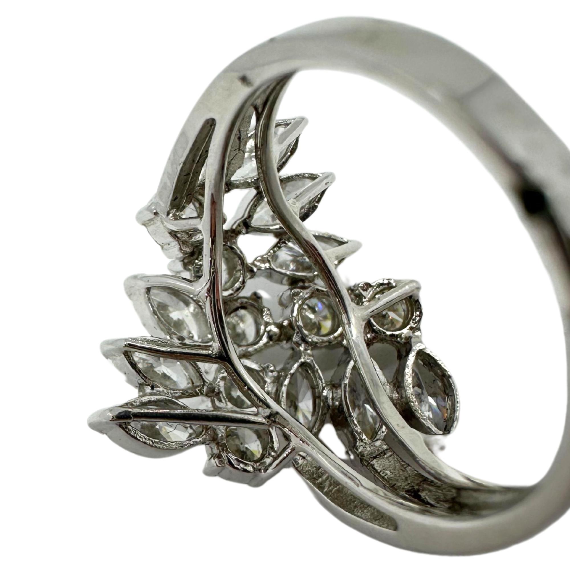 Anello a grappolo con diamanti taglio marquise in oro bianco 18K in vendita 2