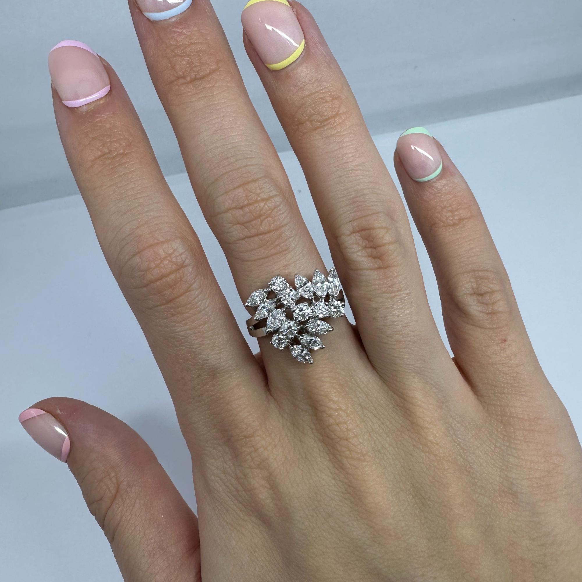 Anello a grappolo con diamanti taglio marquise in oro bianco 18K in vendita 3