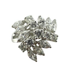 Anillo en racimo de diamantes talla marquesa de oro blanco de 18 quilates