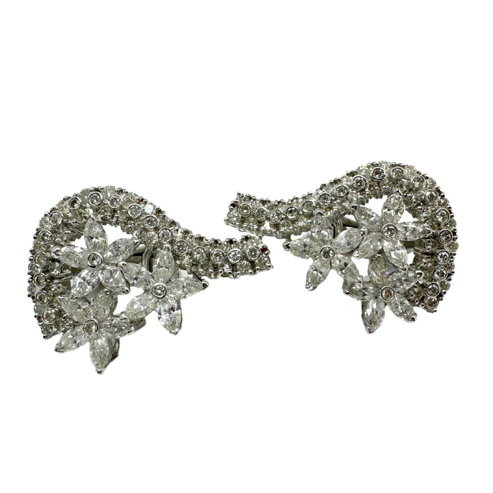 Boucles d'oreilles en or blanc 18K avec diamants taillés en marquise
Condit : En bon état avec quelques légères usures de surface dues à l'âge.
Longueur : 1,10 pouces
Largeur : 0.75 pouces
Marques : 