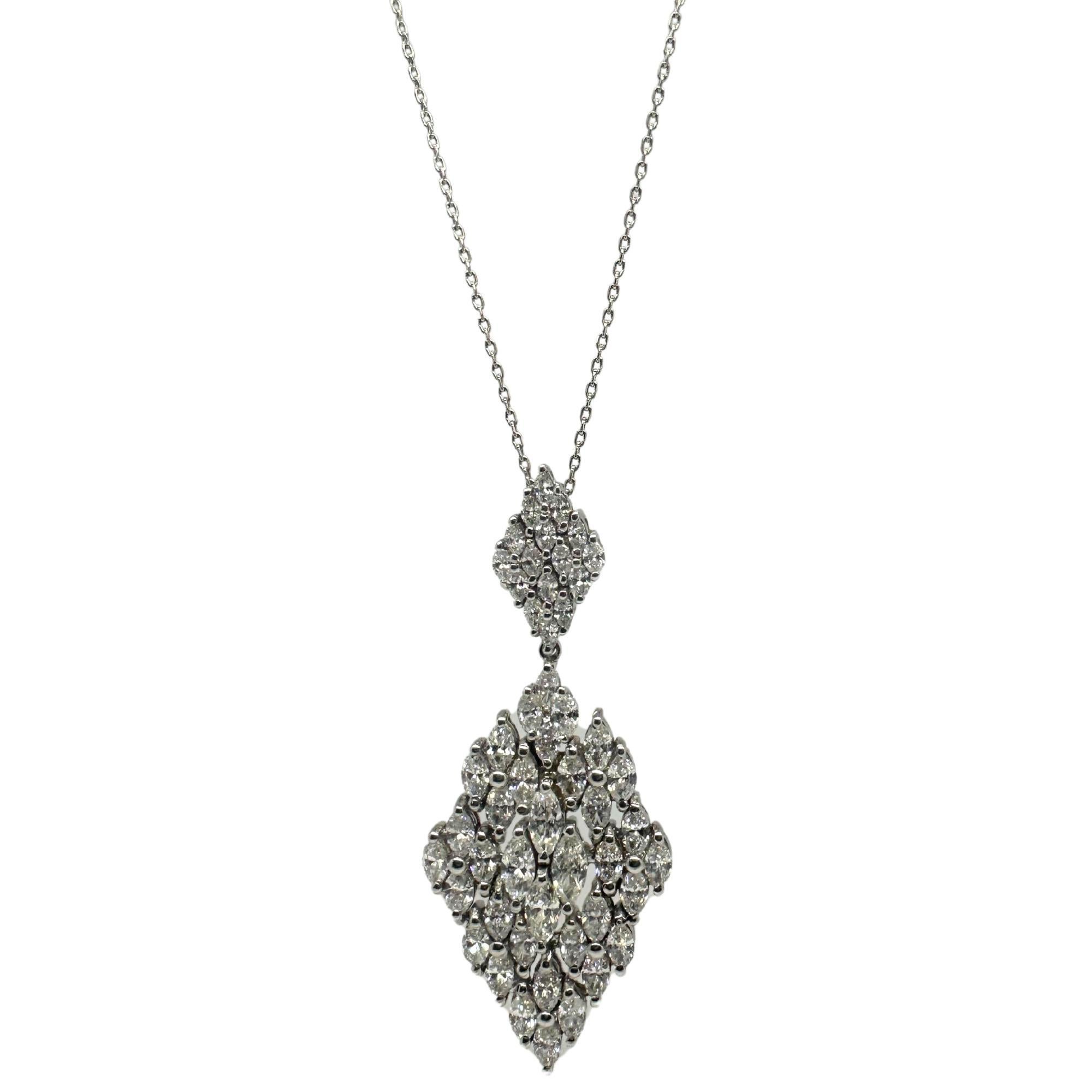 Questa elegante collana è realizzata in oro bianco 18 carati e presenta un totale di 3,77 carati di diamanti taglio marquise. Il ciondolo misura 2 pollici di lunghezza per 0,85 pollici di larghezza, attaccato a una catena in oro bianco 18k da 16
