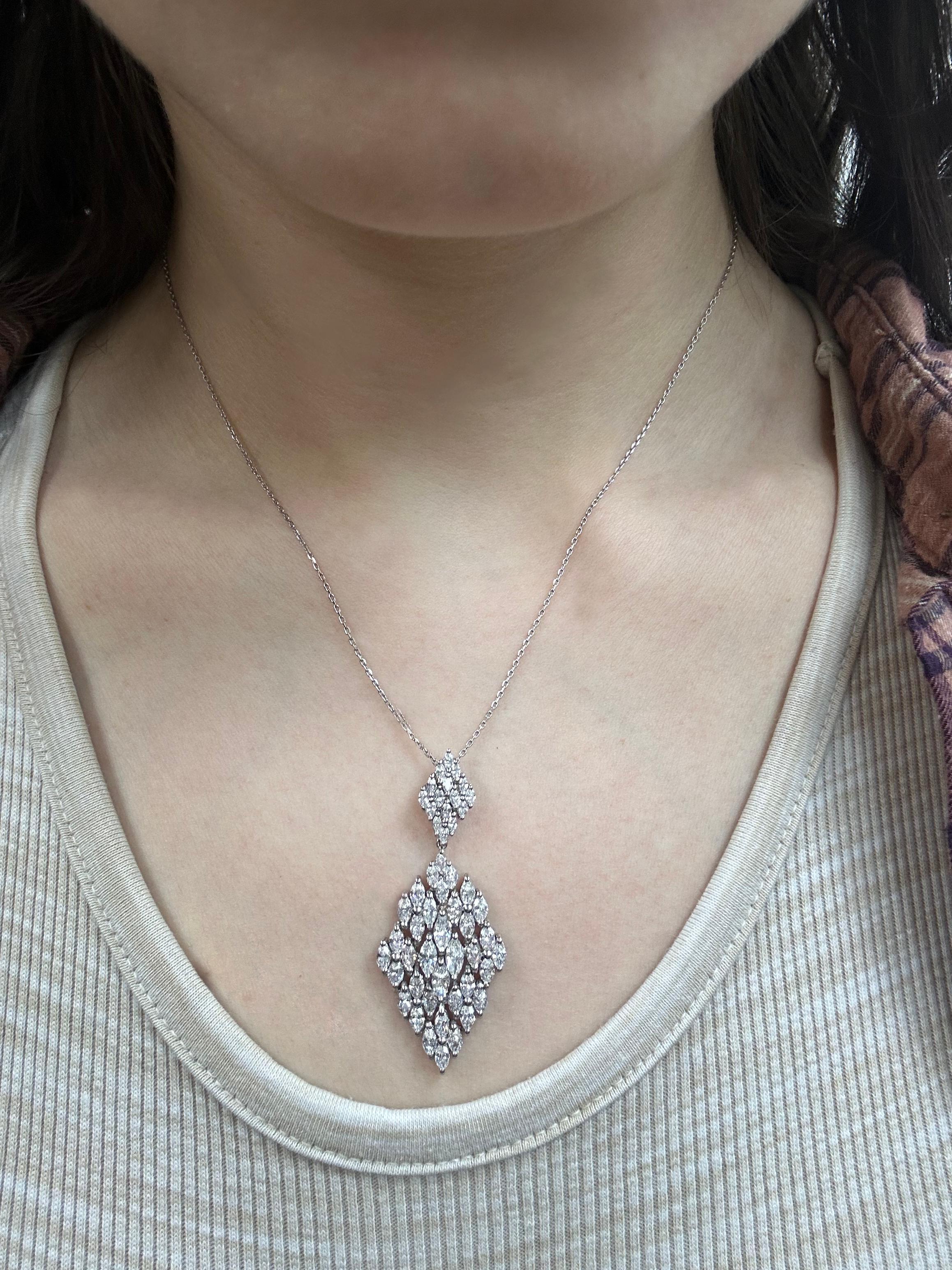 Taglio marquise Collana con ciondolo con diamante taglio marquise in oro bianco 18K in vendita