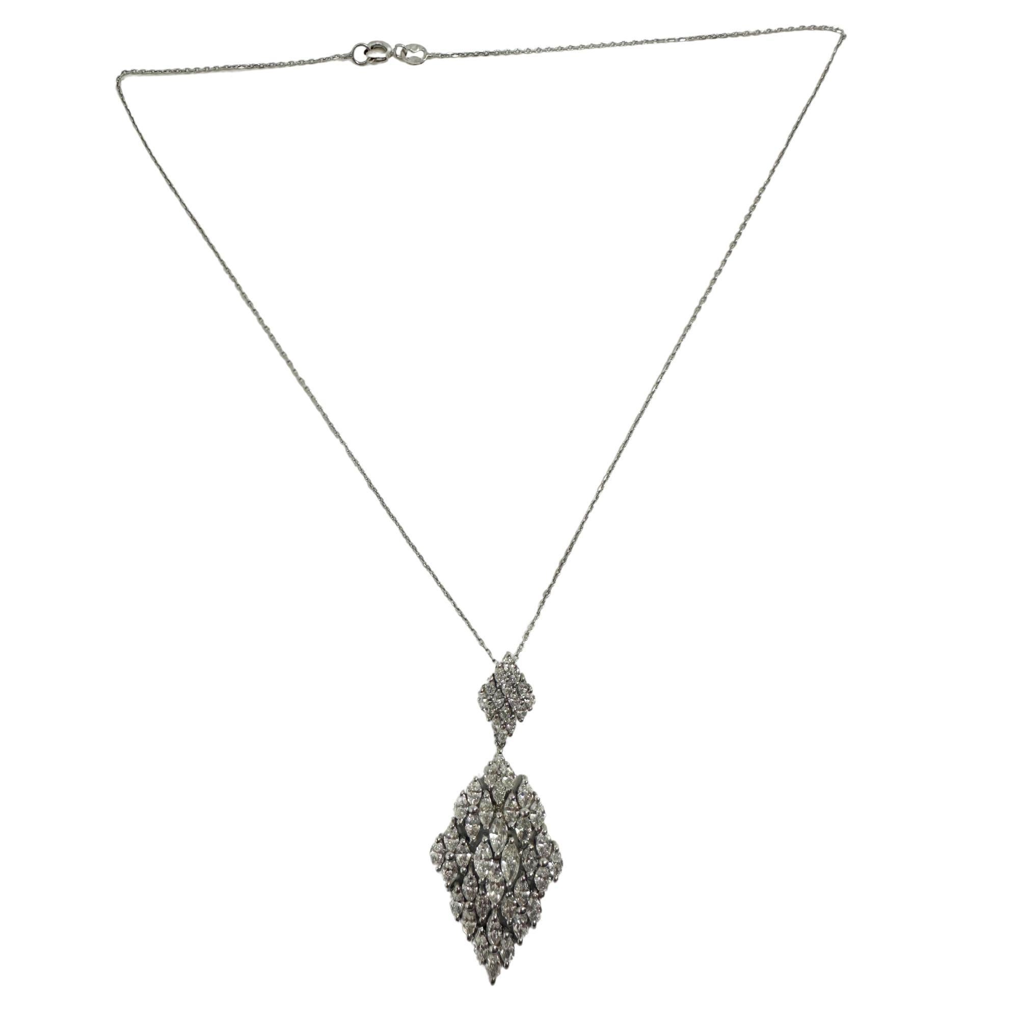 Collana con ciondolo con diamante taglio marquise in oro bianco 18K In condizioni buone in vendita a New York, NY