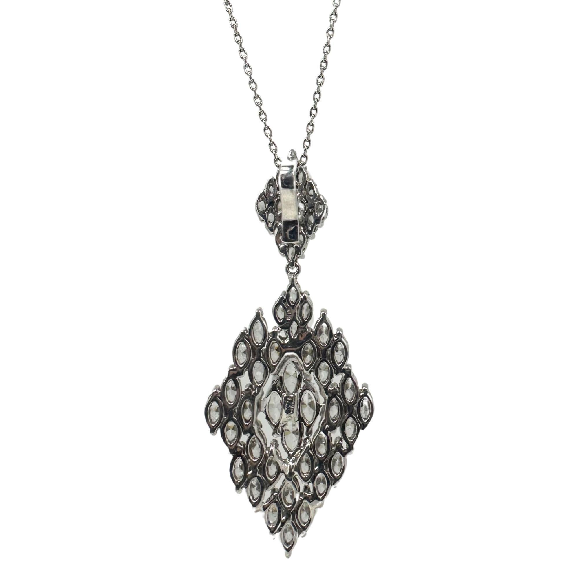 Donna Collana con ciondolo con diamante taglio marquise in oro bianco 18K in vendita