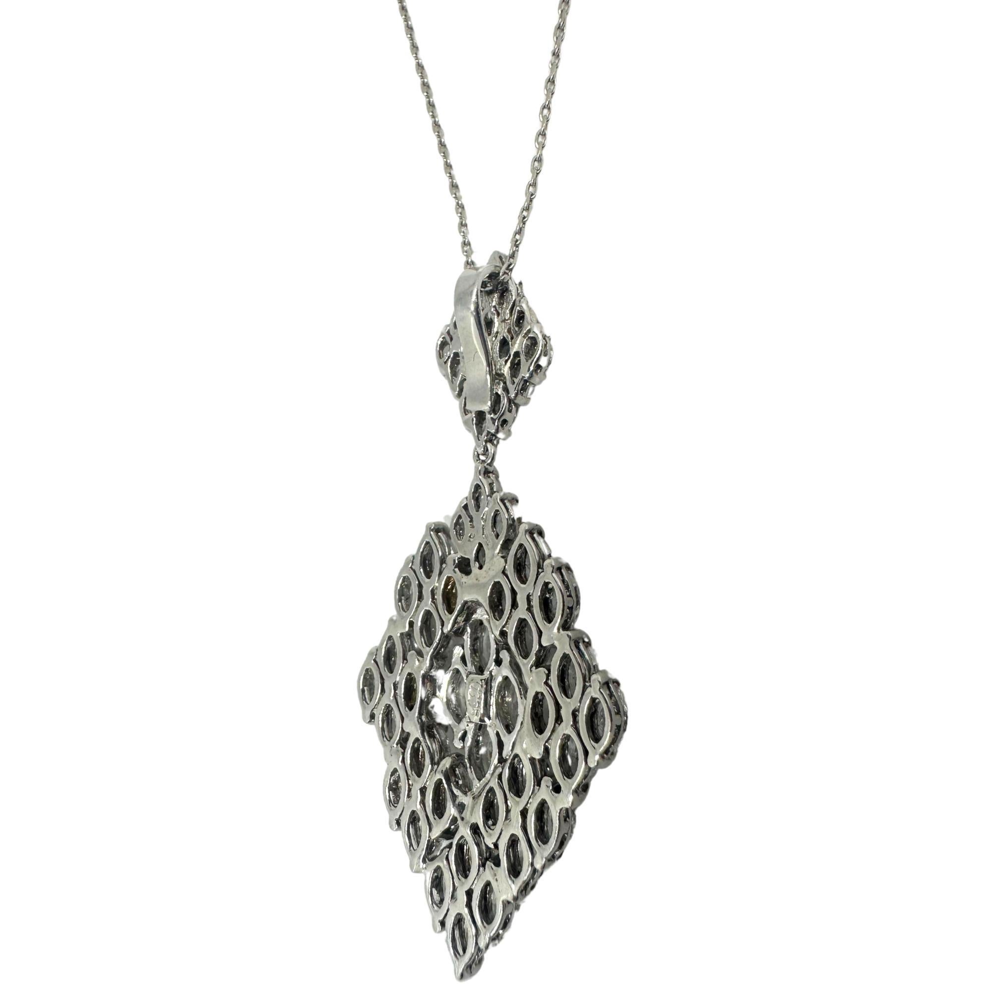Collana con ciondolo con diamante taglio marquise in oro bianco 18K in vendita 3