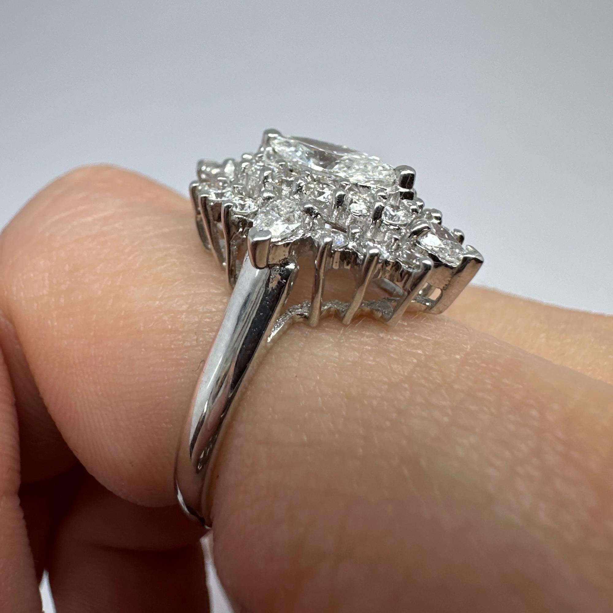 Anello con diamante taglio marquise in oro bianco 18 carati in vendita 5