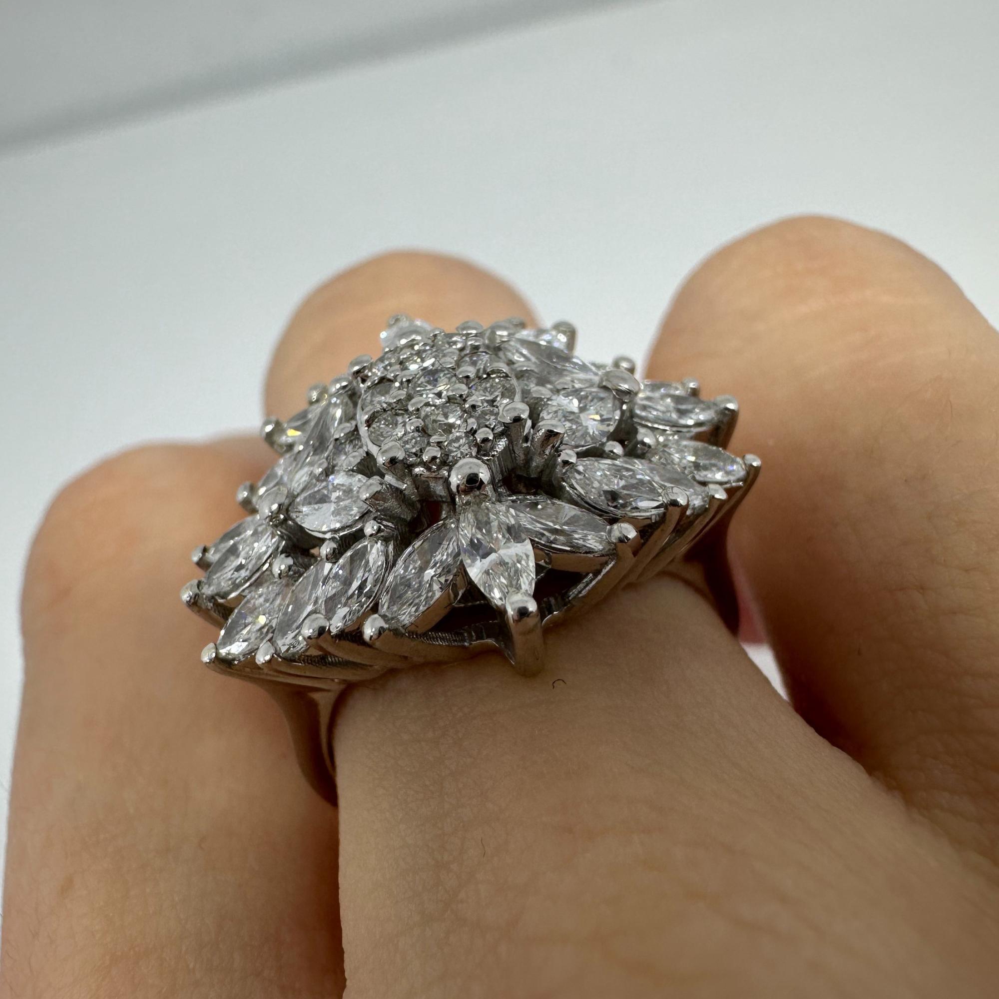 Anello con diamante taglio marquise in oro bianco 18 carati in vendita 5