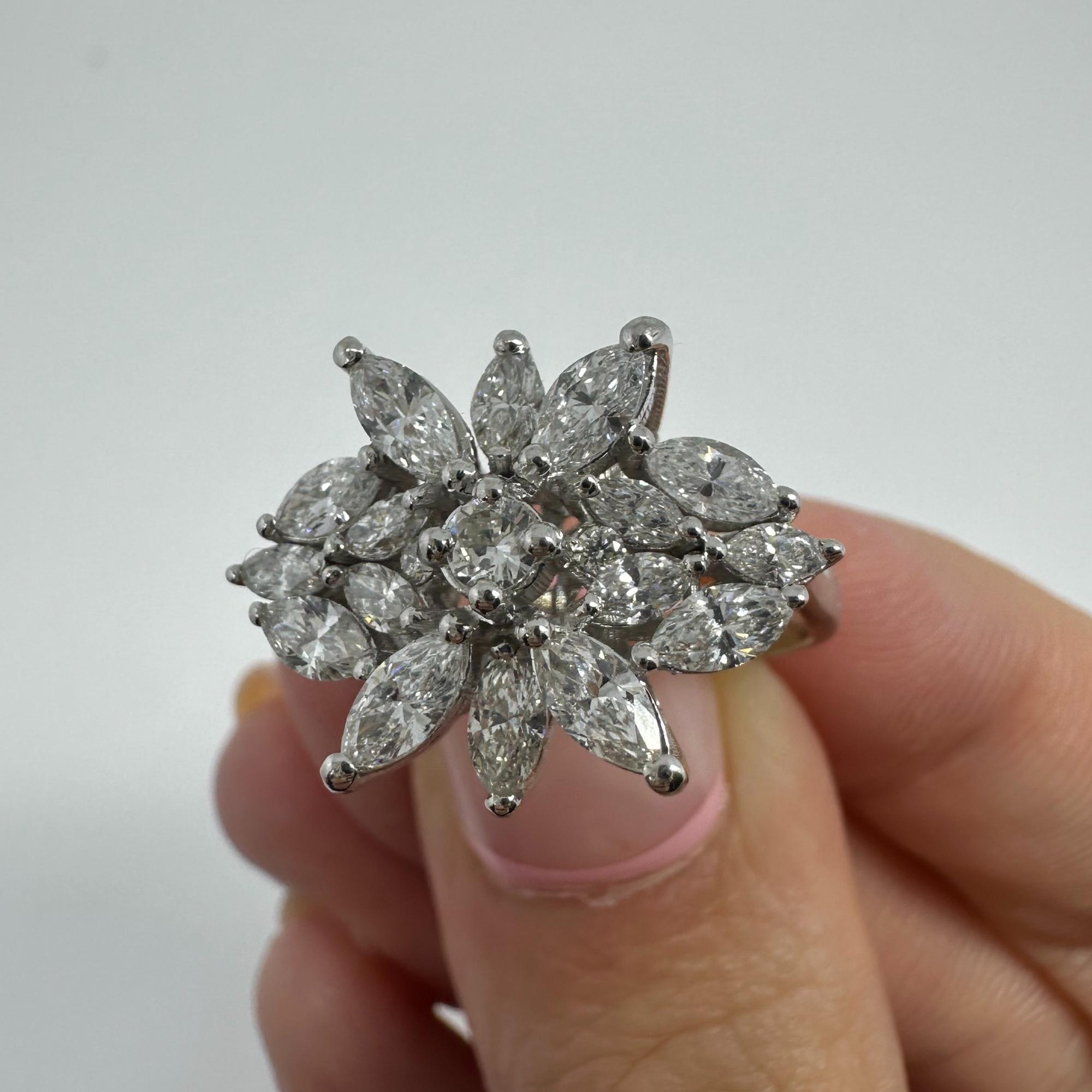 Anello con diamante taglio marquise in oro bianco 18 carati in vendita 6