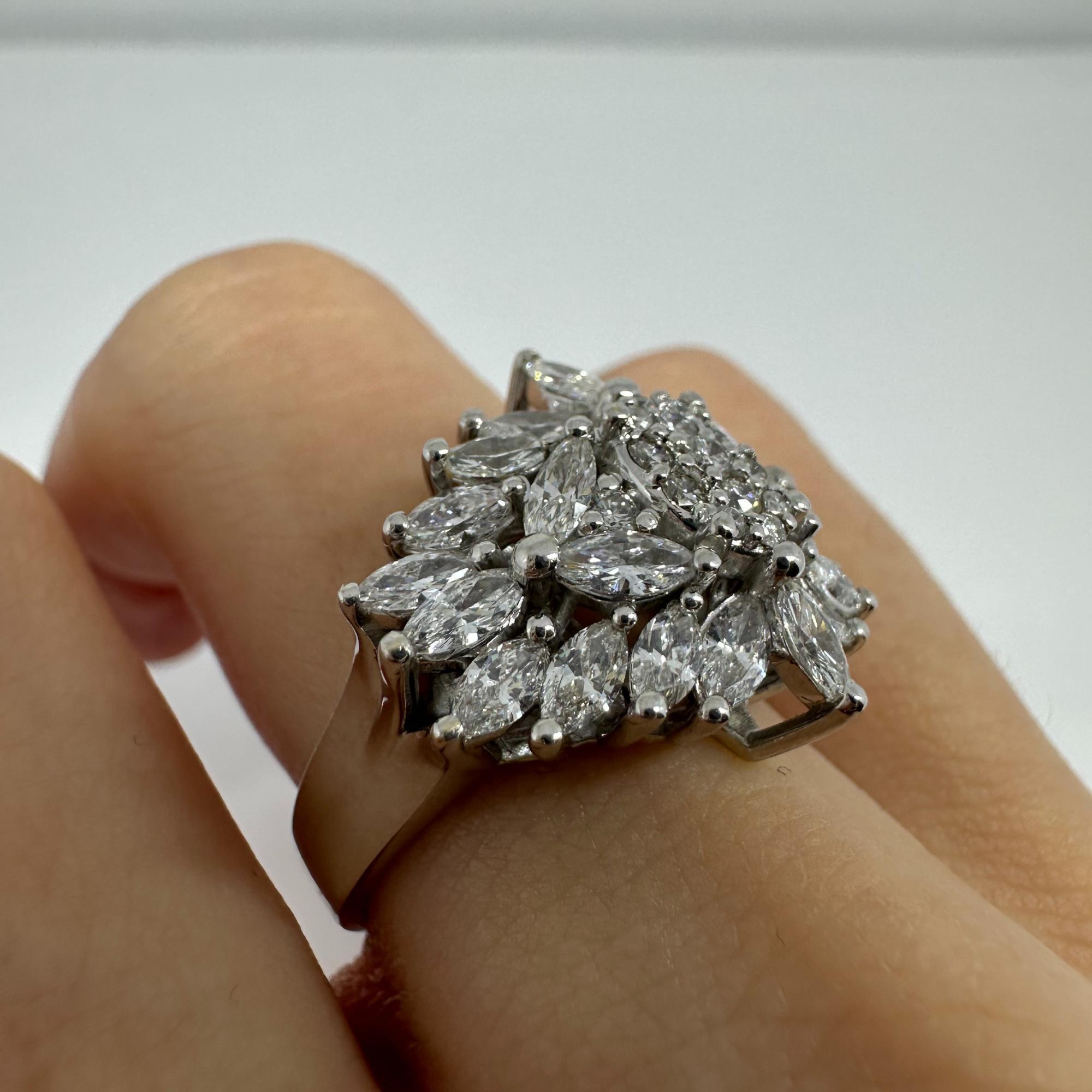 Anello con diamante taglio marquise in oro bianco 18 carati in vendita 6