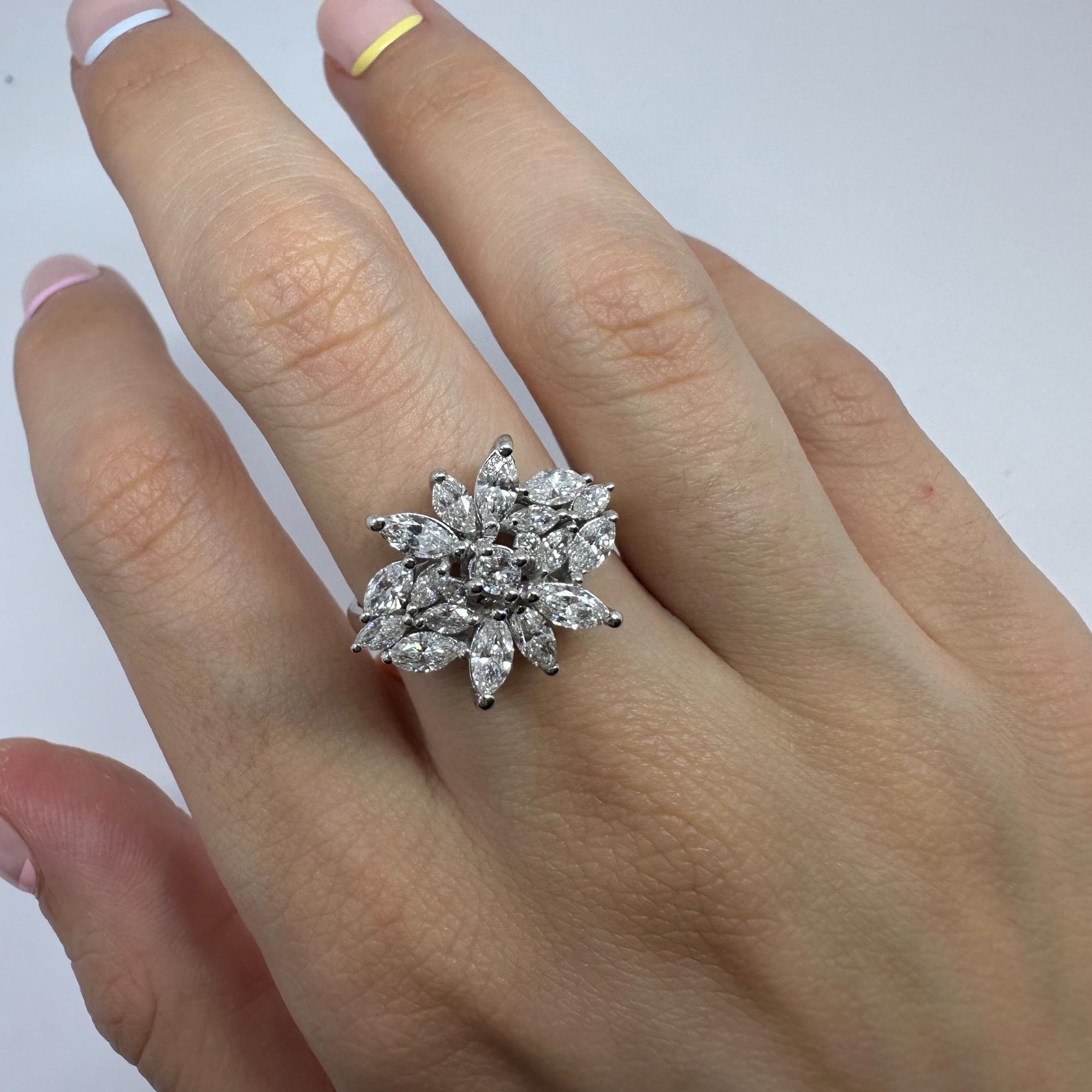 Anello con diamante taglio marquise in oro bianco 18 carati in vendita 7