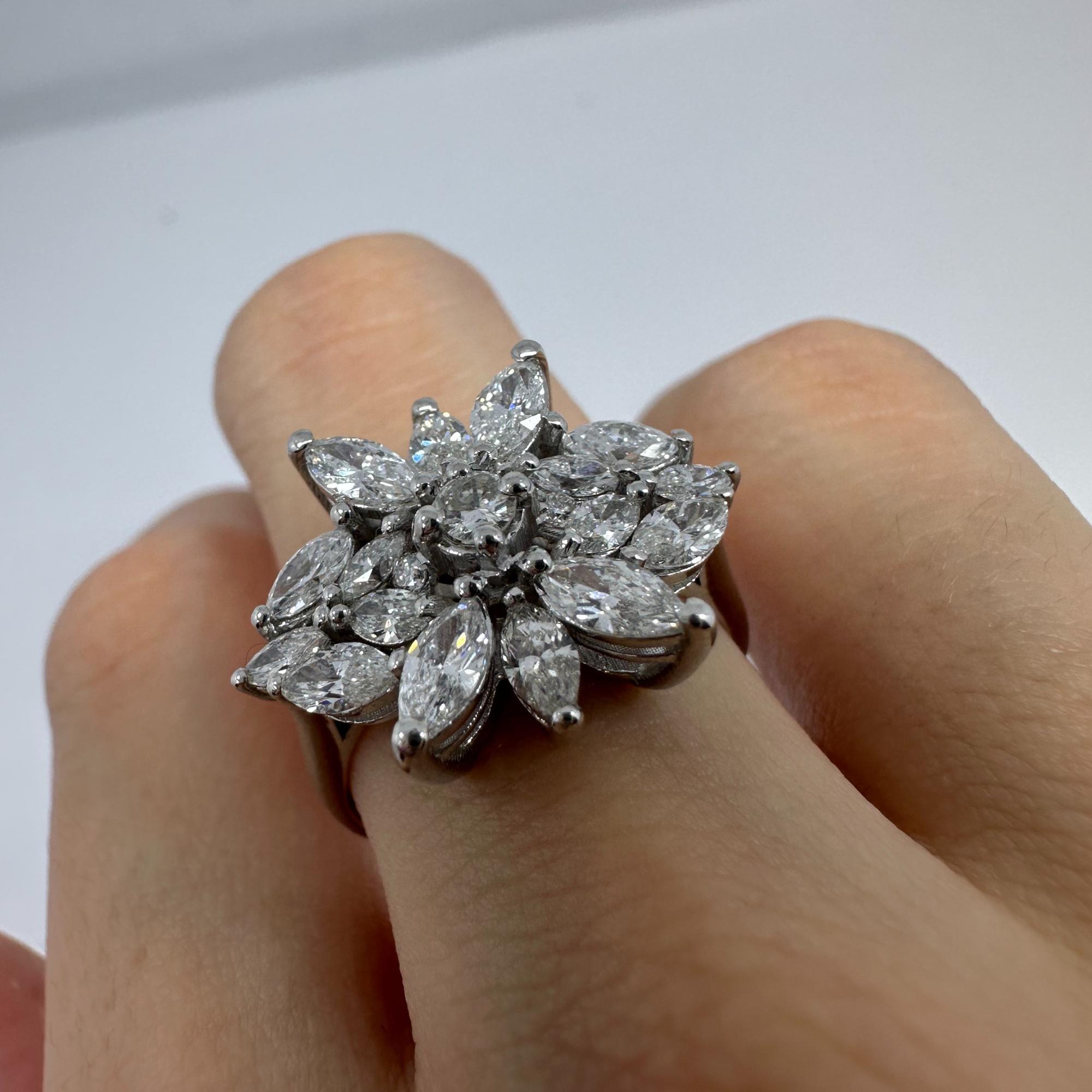 Anello con diamante taglio marquise in oro bianco 18 carati in vendita 8