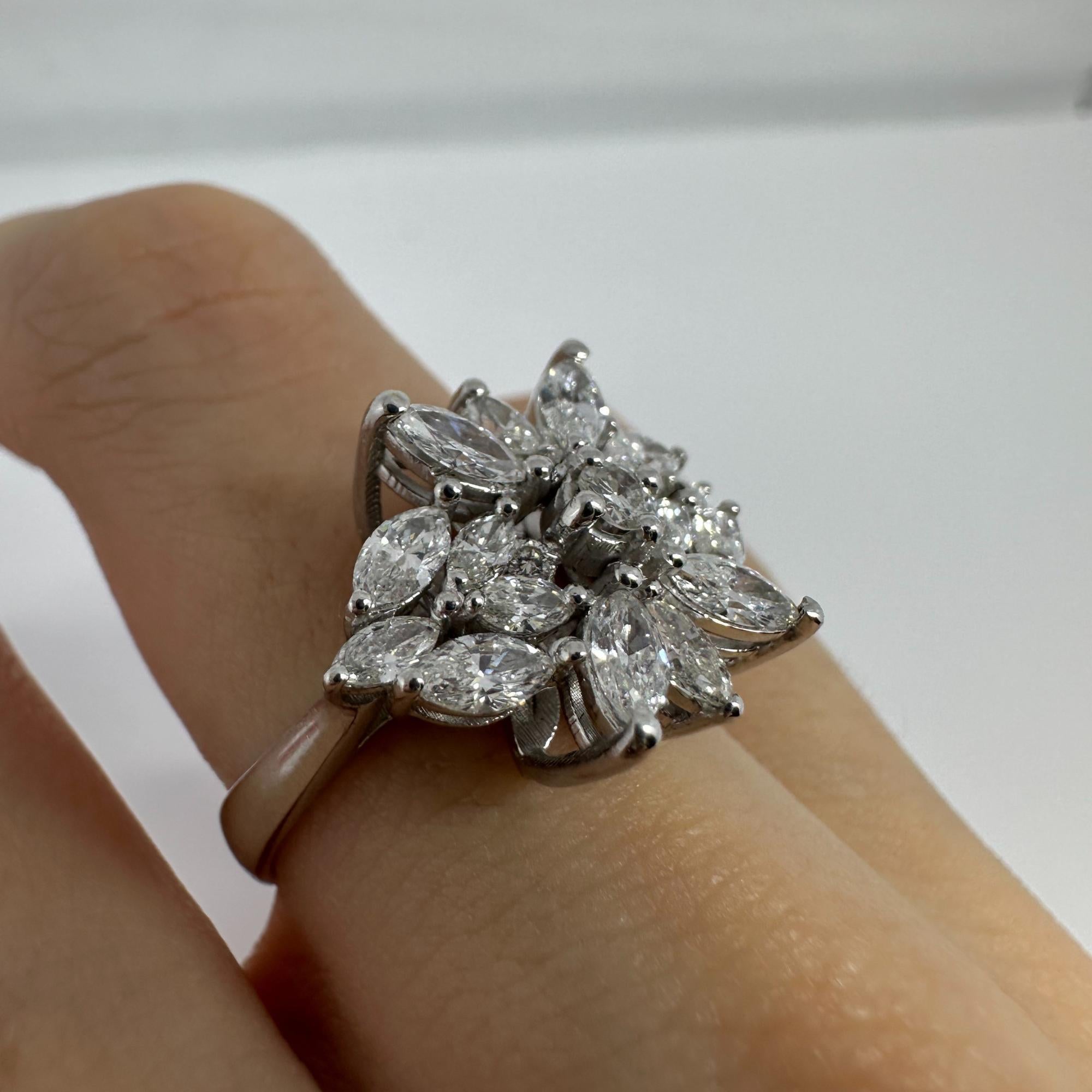 Anello con diamante taglio marquise in oro bianco 18 carati in vendita 9