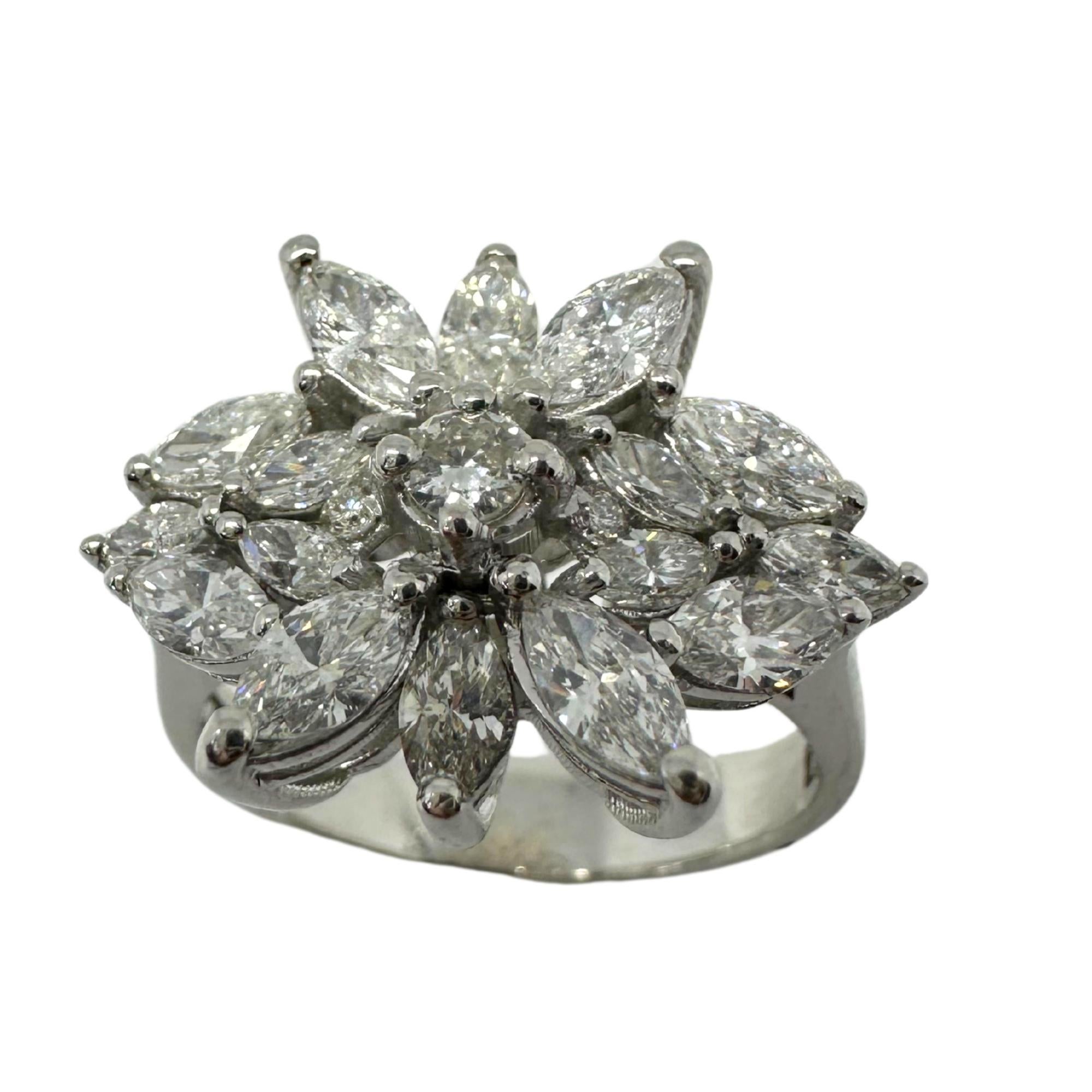 Concediti l'eleganza di questo squisito anello con diamante taglio marquise a 18 carati. I suoi 1,46 carati di diamanti taglio marquise sono completati da 0,10 carati di scintillanti accenti di diamanti, tutti incastonati in oro bianco 18 carati. In