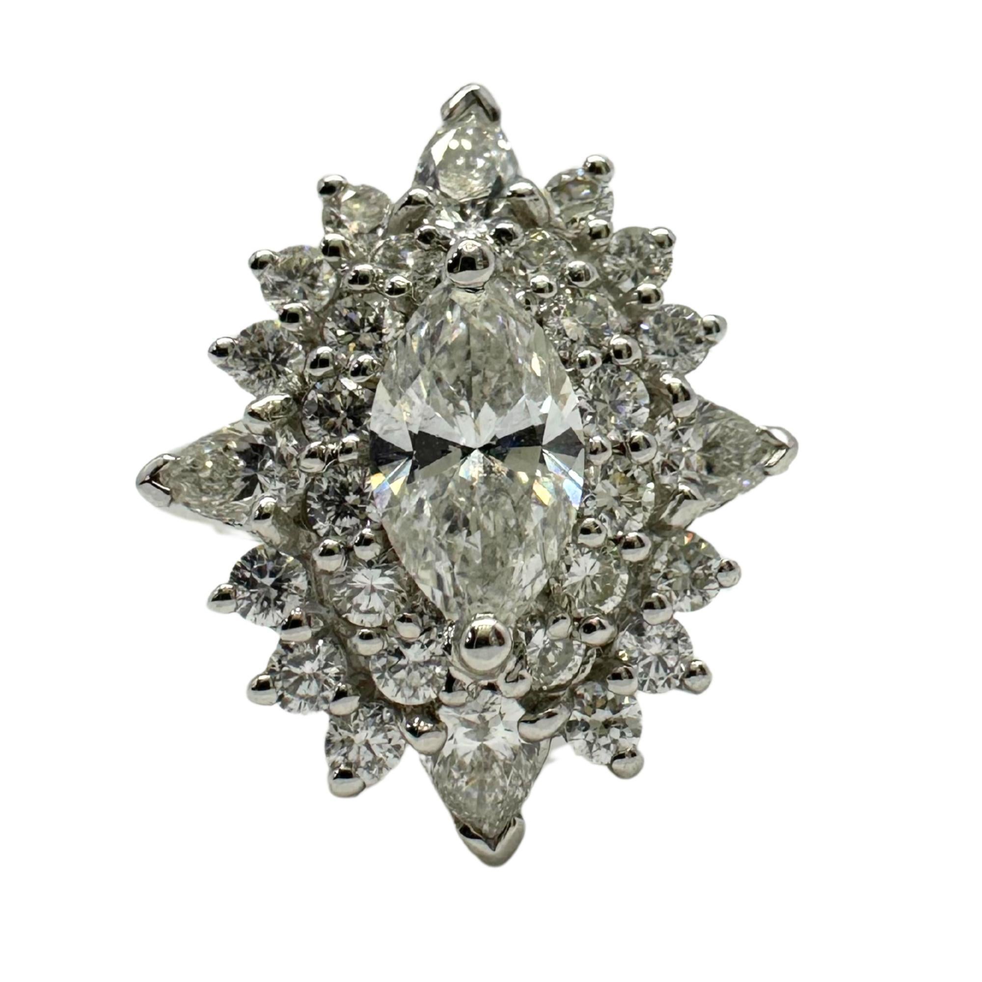 Anello con diamante taglio marquise in oro bianco 18 carati
Condit: In buone condizioni, con qualche lieve usura superficiale dovuta all'età.
Misura dell'anello: 6,5
Marcature: 