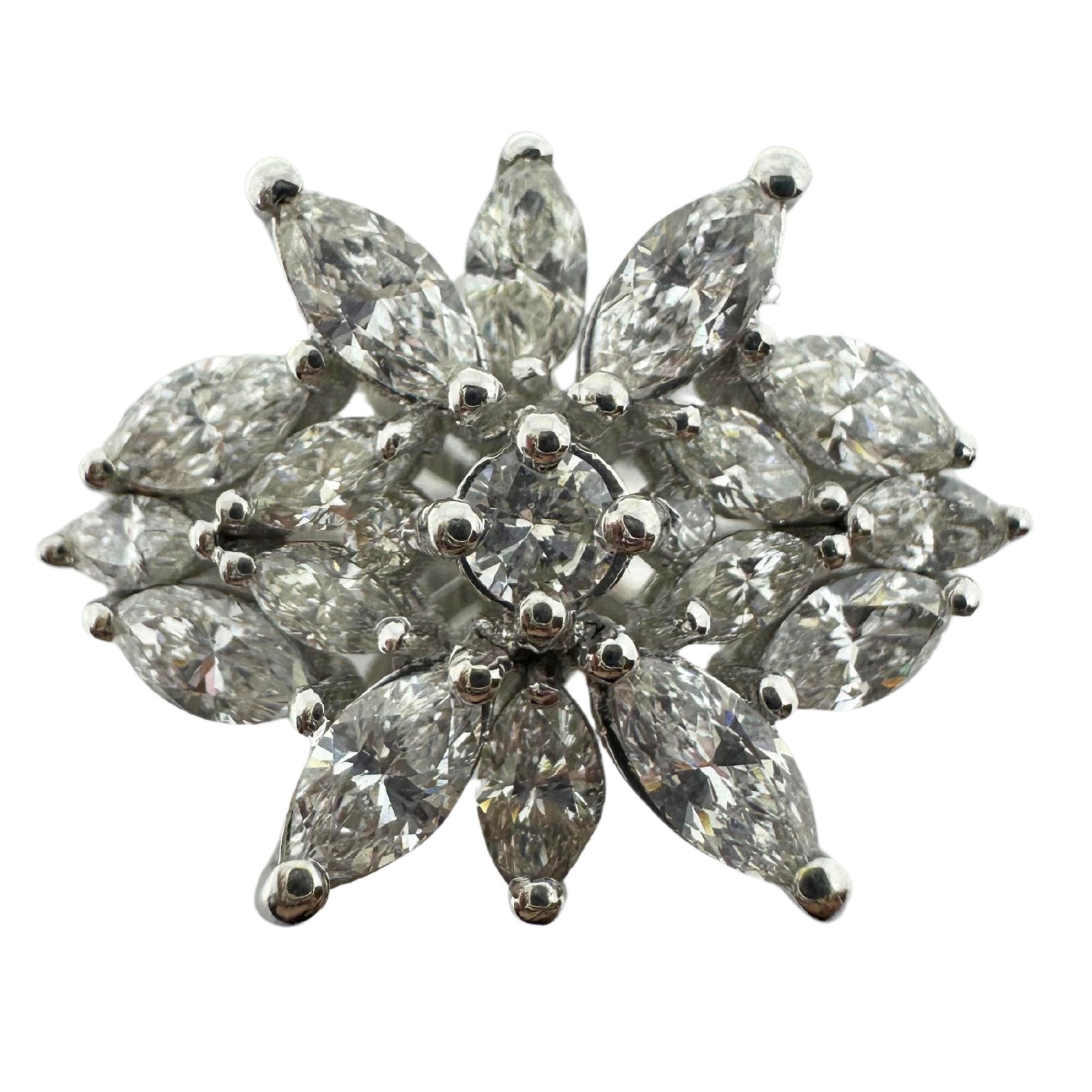 Taglio marquise Anello con diamante taglio marquise in oro bianco 18 carati in vendita