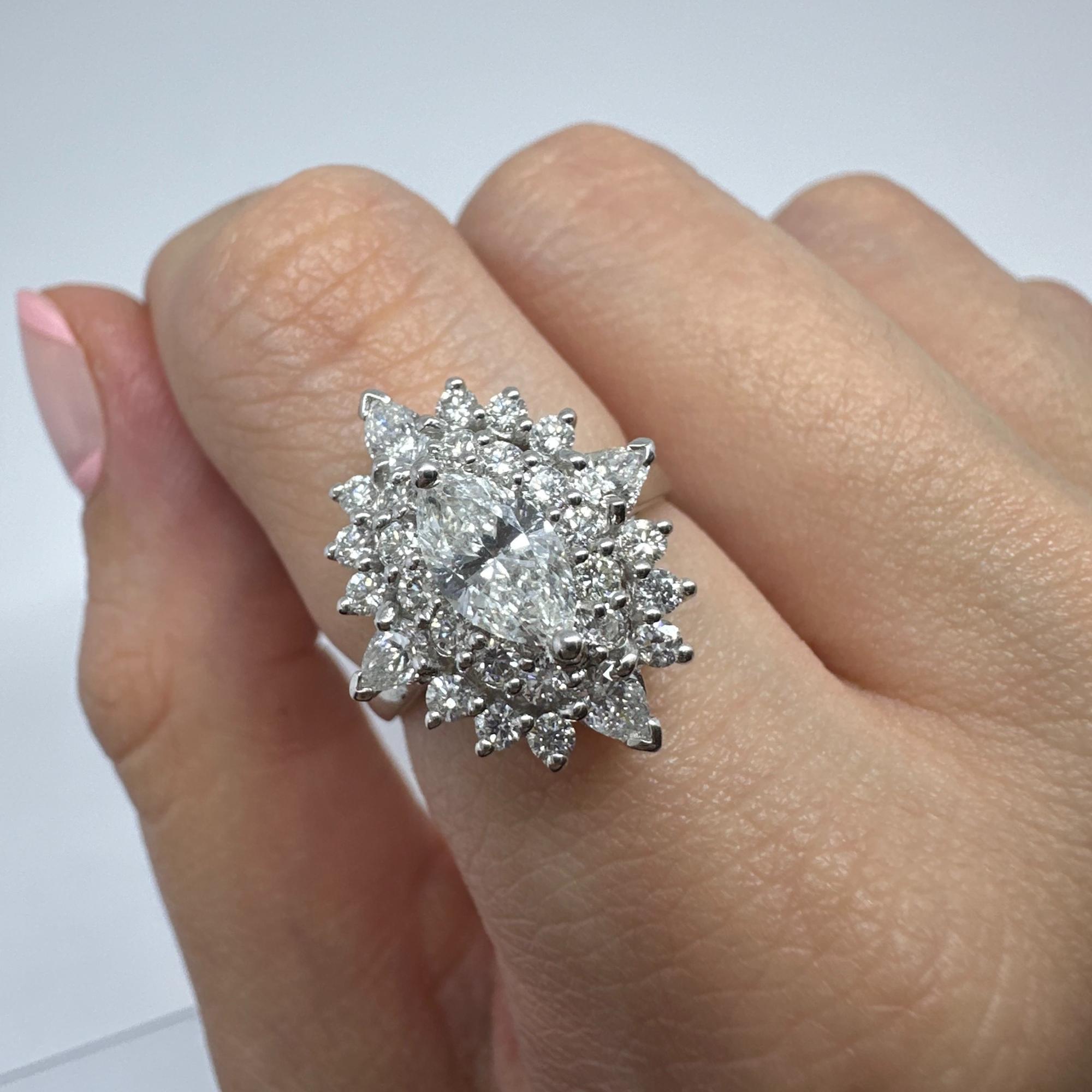 Taglio marquise Anello con diamante taglio marquise in oro bianco 18 carati in vendita