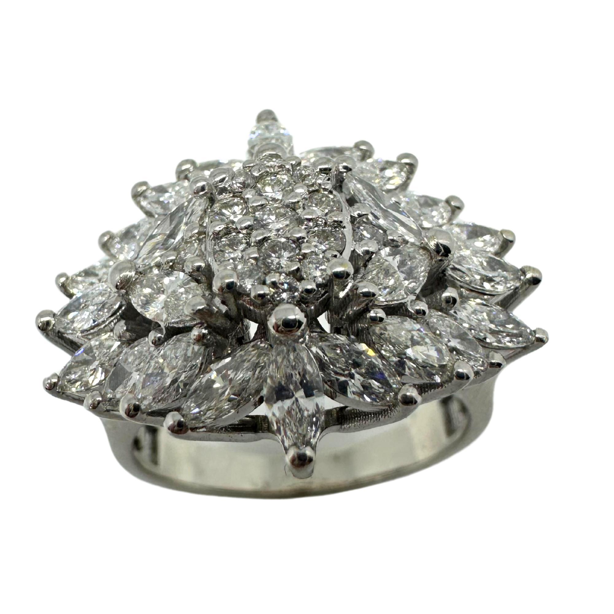Taglio marquise Anello con diamante taglio marquise in oro bianco 18 carati in vendita