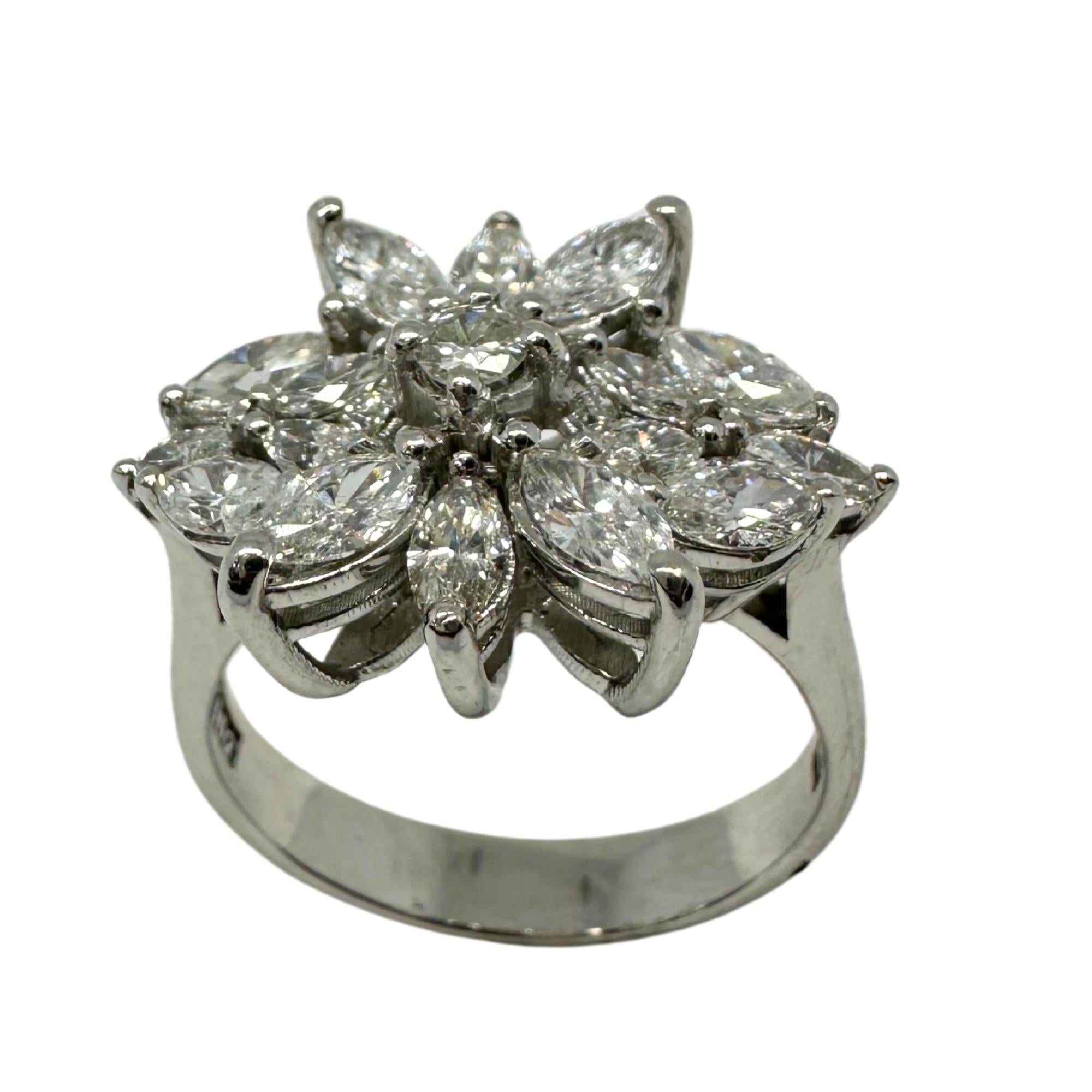 Donna Anello con diamante taglio marquise in oro bianco 18 carati in vendita