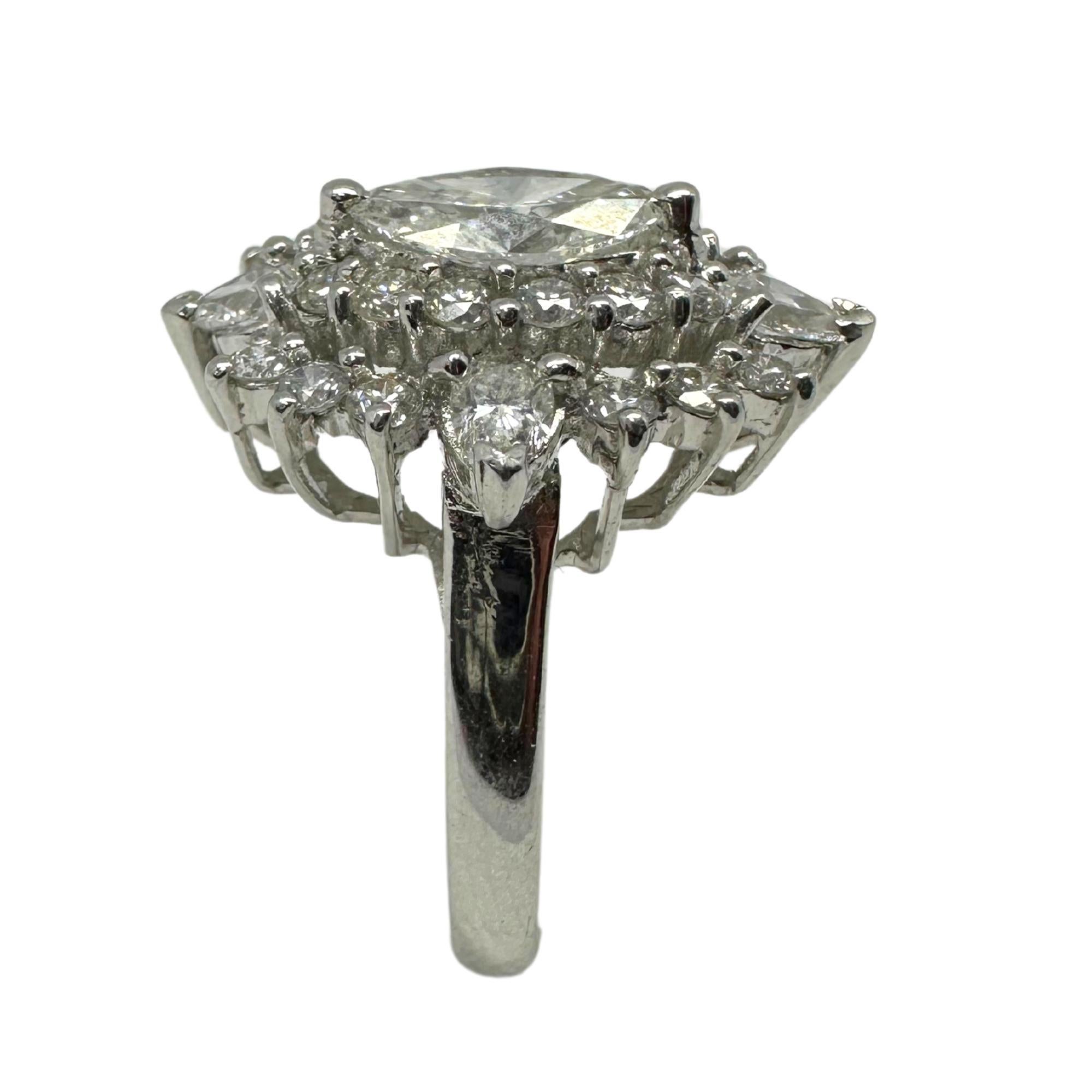 Donna Anello con diamante taglio marquise in oro bianco 18 carati in vendita