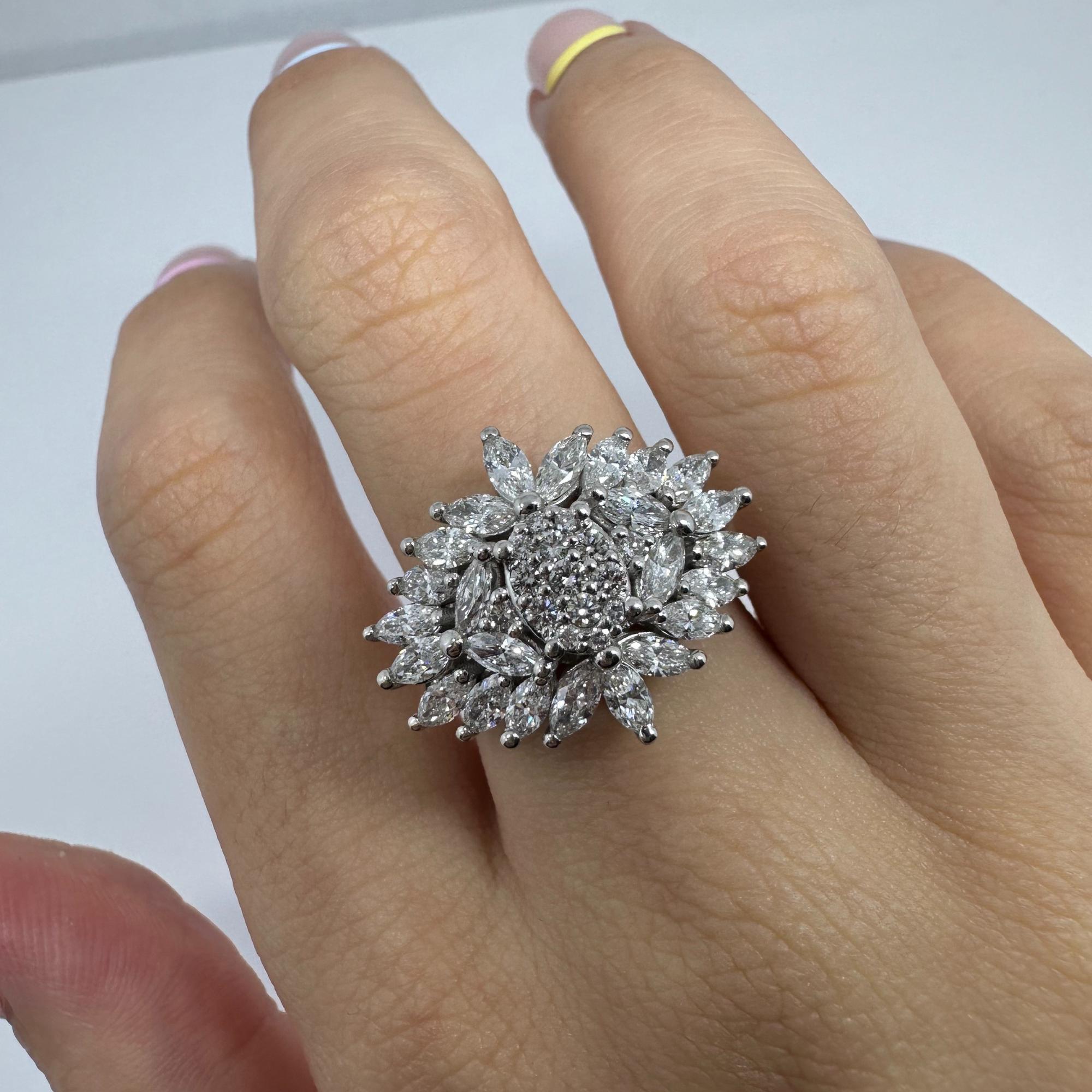 Donna Anello con diamante taglio marquise in oro bianco 18 carati in vendita