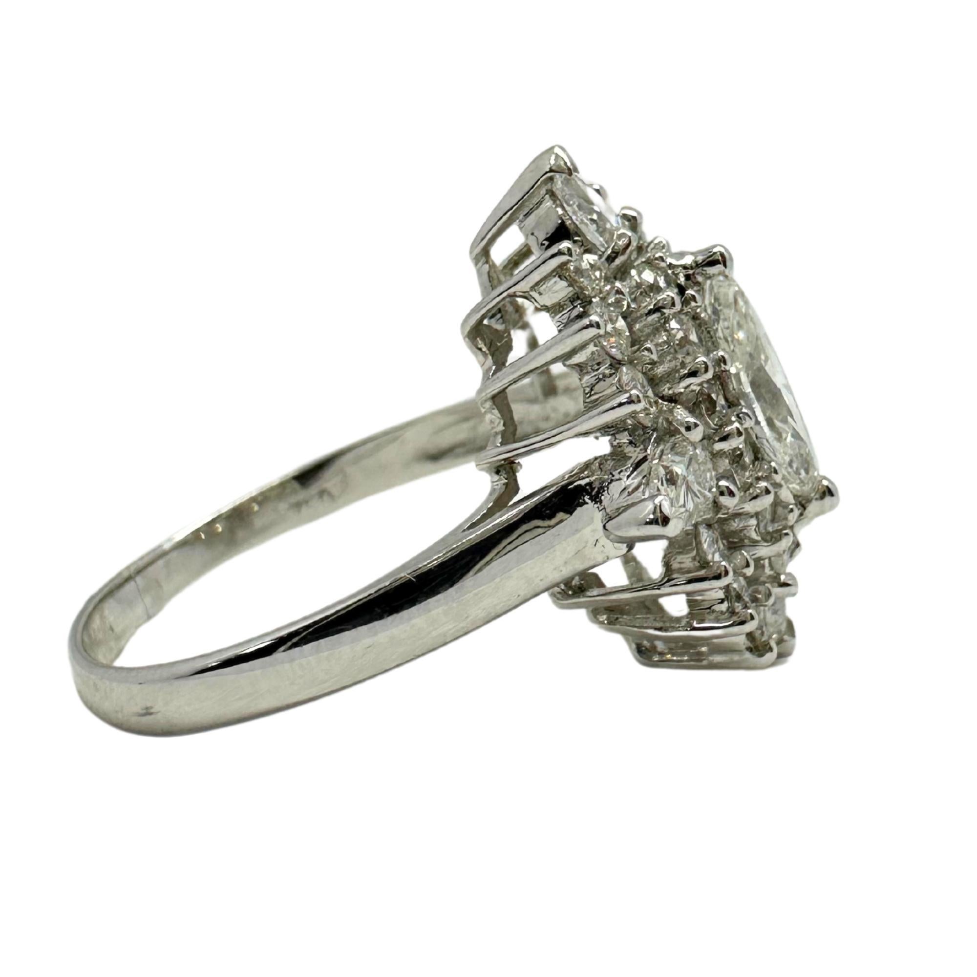 Anello con diamante taglio marquise in oro bianco 18 carati in vendita 1