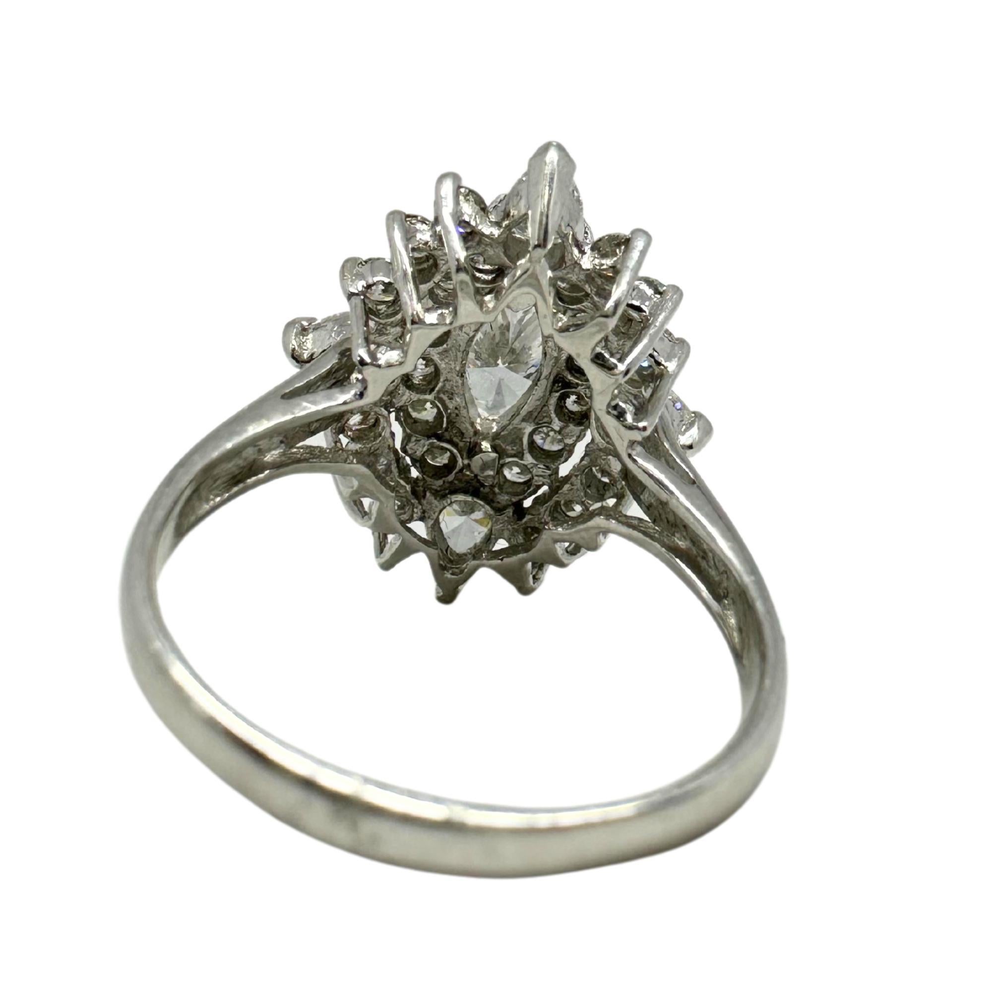 Anello con diamante taglio marquise in oro bianco 18 carati in vendita 2