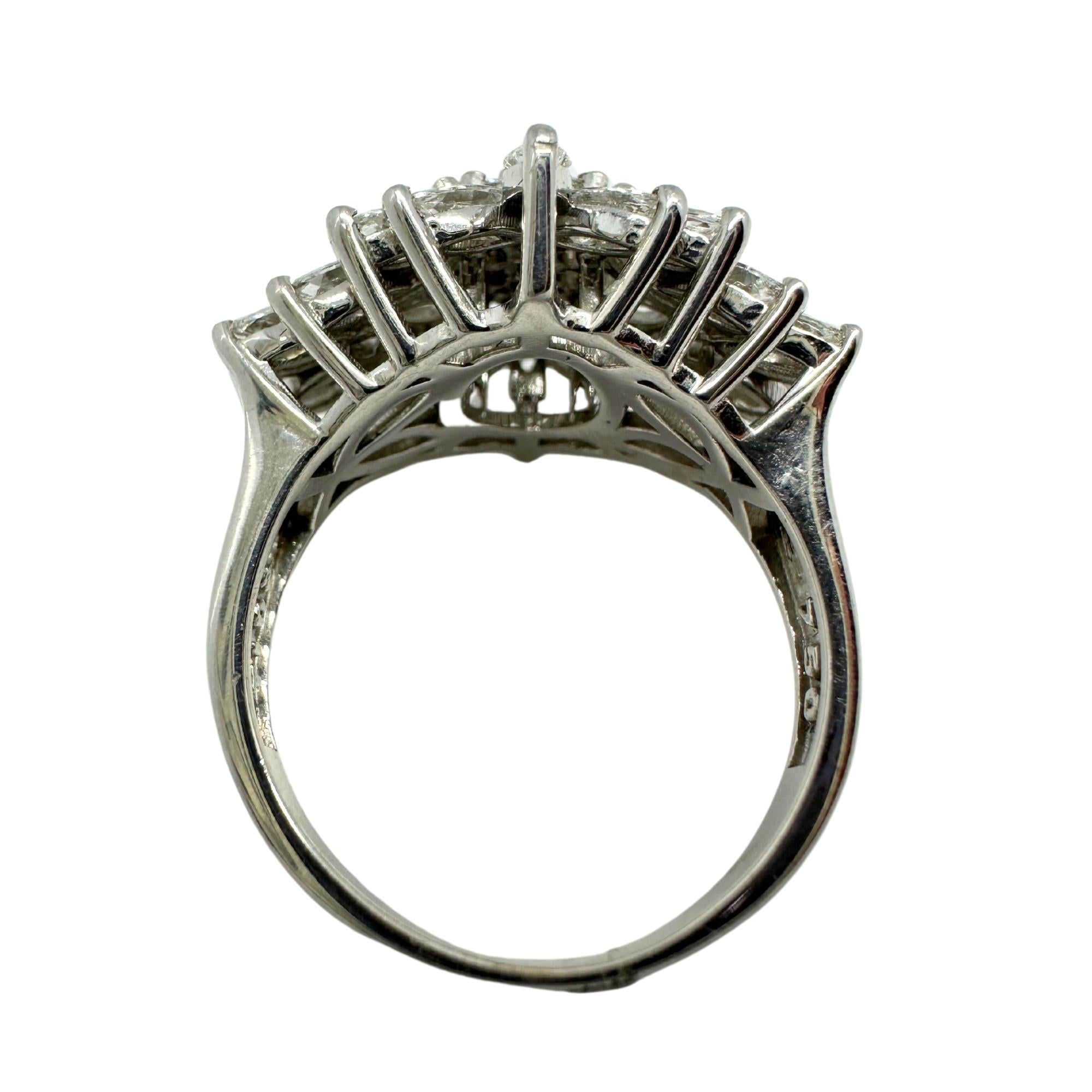 Anello con diamante taglio marquise in oro bianco 18 carati in vendita 3